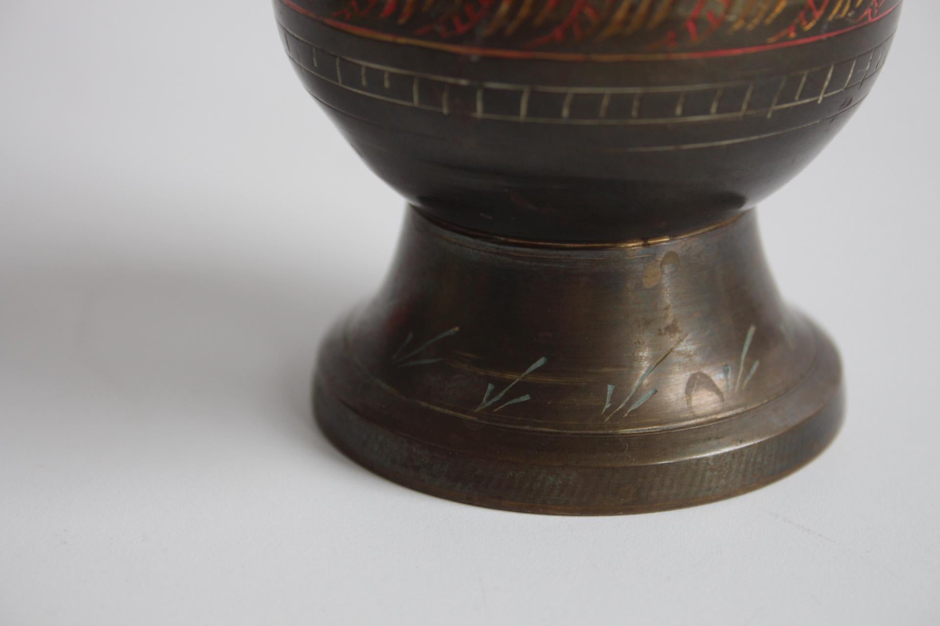 Vaso d'epoca in ottone indiano lavorato a mano con intricati motivi floreali in vendita 2