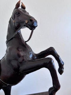 Statua di cavallo in pelle artigianale di Vintage By con appuntamenti in ottone