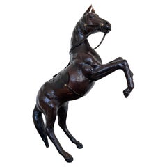 Statua di cavallo in pelle artigianale di Vintage By con appuntamenti in ottone
