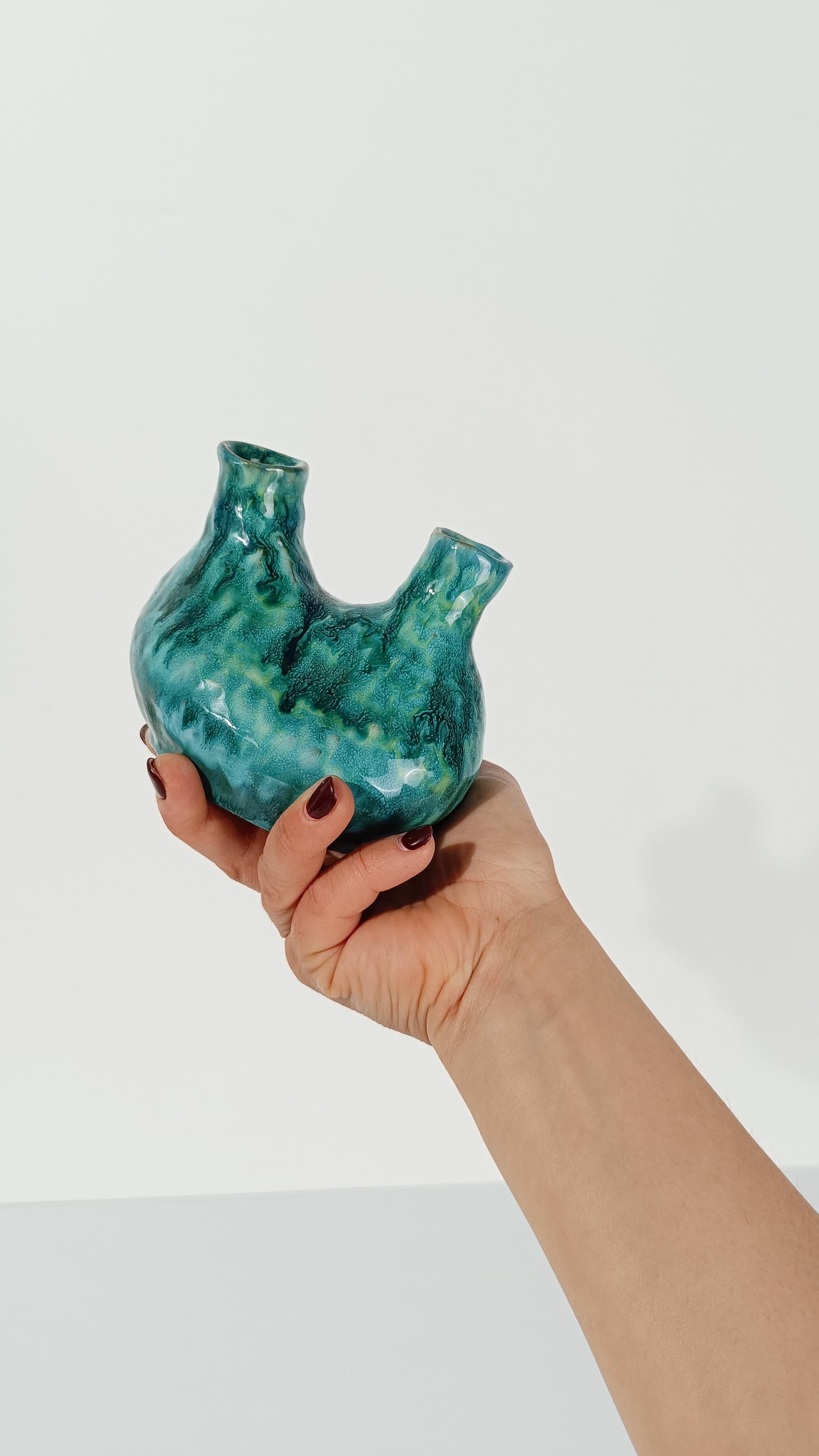 Handgefertigte Majolika-Vase mit mehreren Öffnungen, stilisiert in Hurt-Form, Vintage im Angebot 6