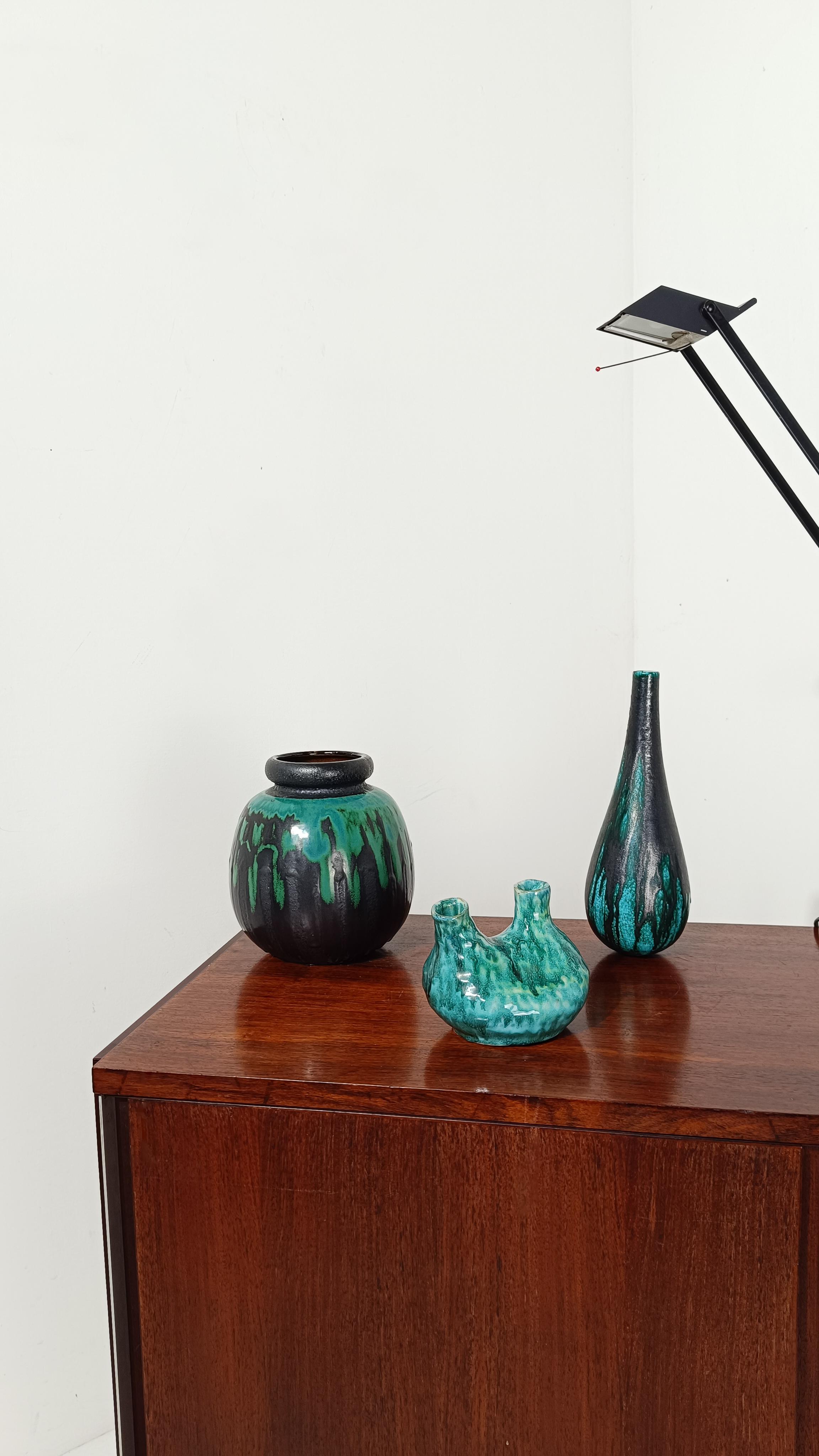 Wir bieten eine kleine, aber bedeutende handgefertigte Majolika-Vase zum Verkauf an, die für sich allein schön ist, sich aber auch gut mit anderen Stücken kombinieren lässt, wie in unserem Fotoset gezeigt.
Sie ist am Sockel mit 1981 datiert und