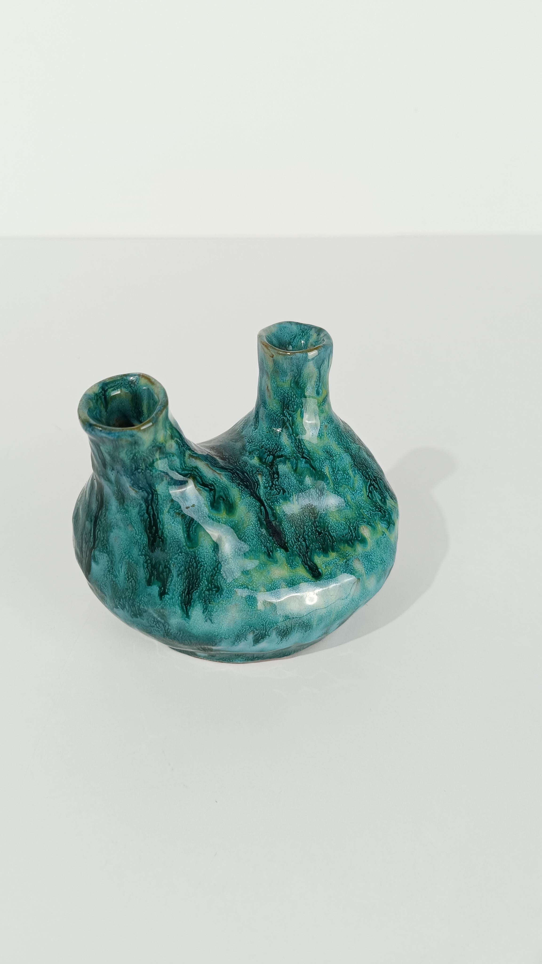 Handgefertigte Majolika-Vase mit mehreren Öffnungen, stilisiert in Hurt-Form, Vintage (Ende des 20. Jahrhunderts) im Angebot
