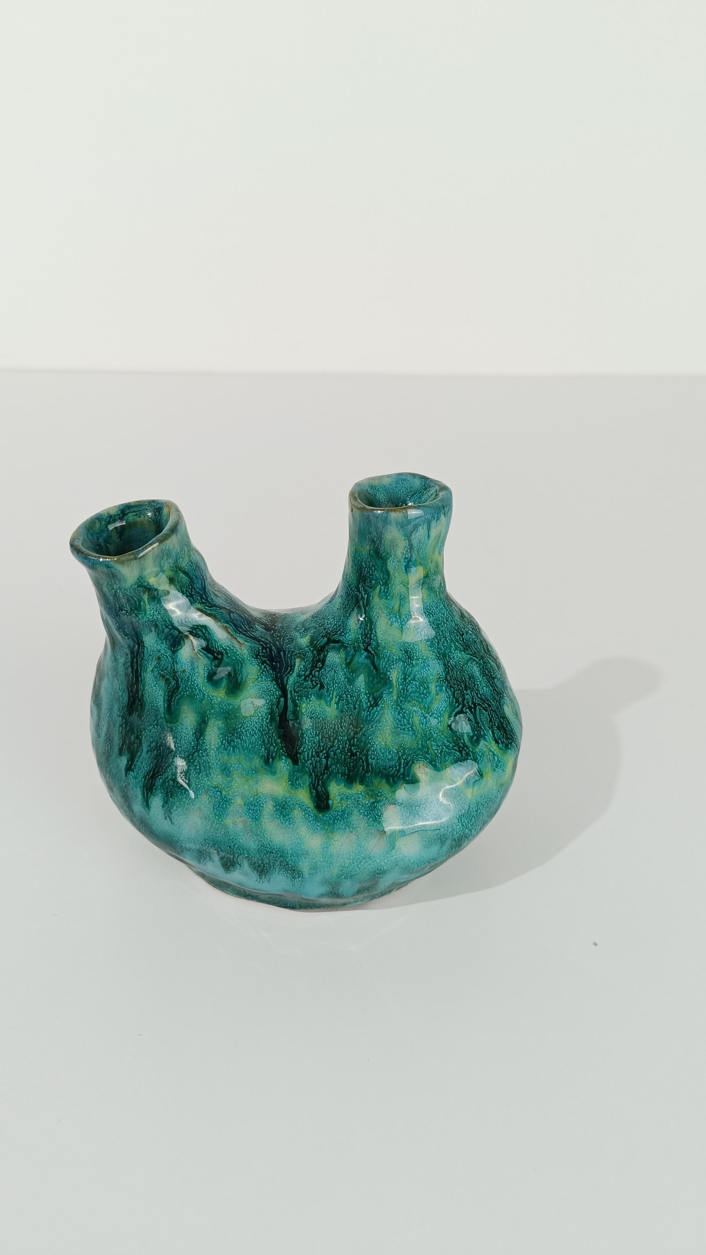 Handgefertigte Majolika-Vase mit mehreren Öffnungen, stilisiert in Hurt-Form, Vintage im Angebot 1
