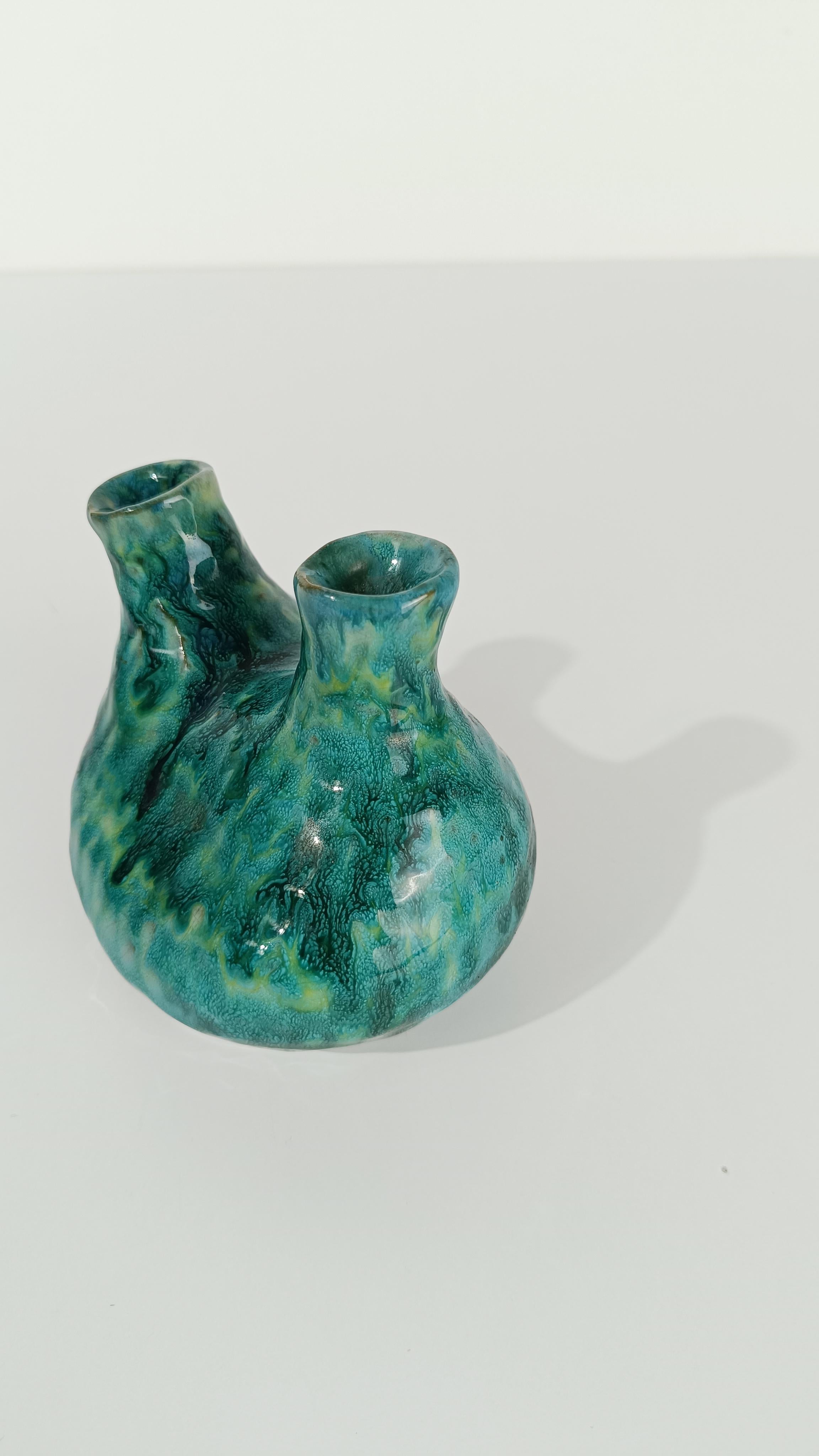 Handgefertigte Majolika-Vase mit mehreren Öffnungen, stilisiert in Hurt-Form, Vintage im Angebot 2