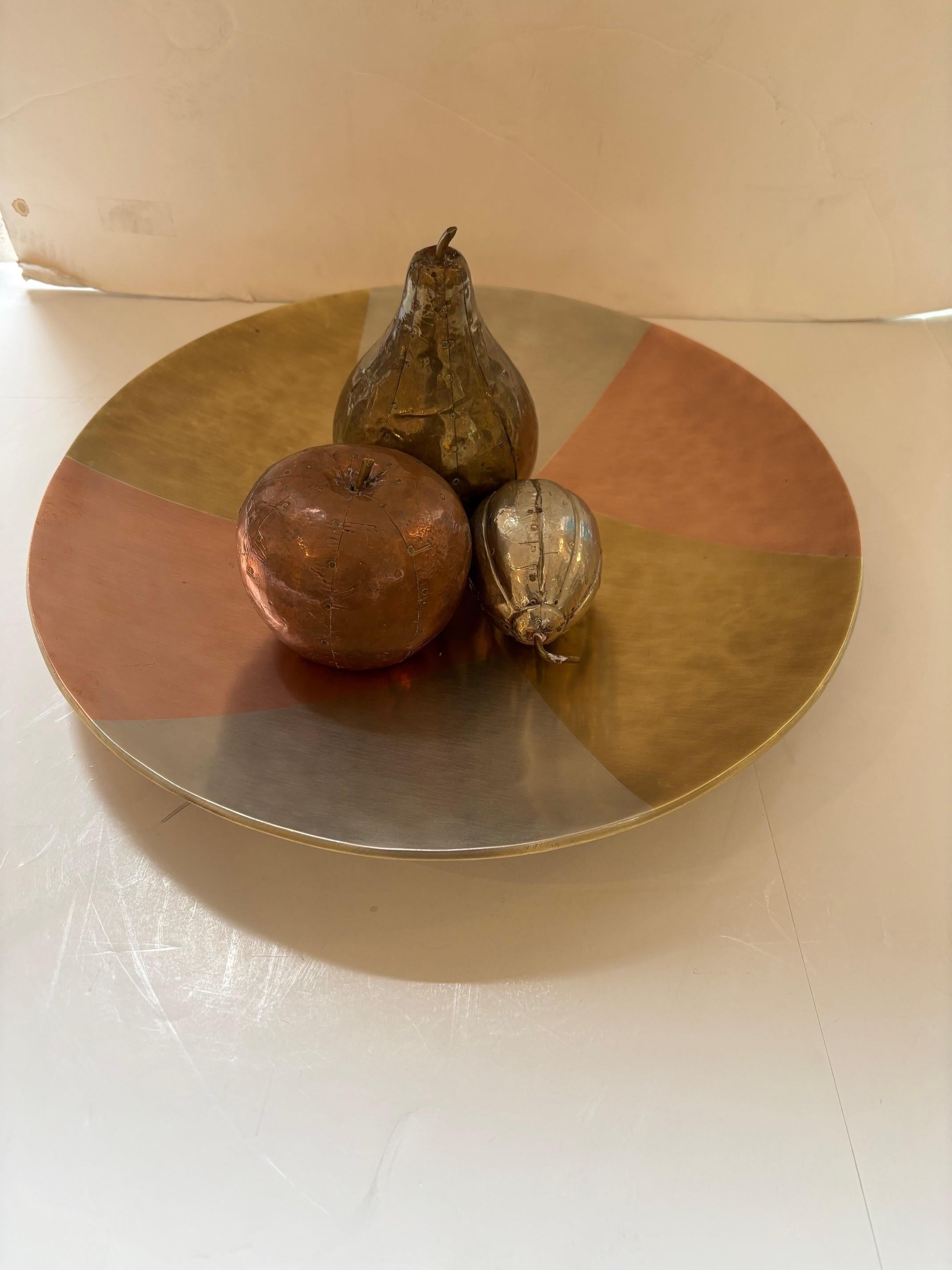 Vintage Handcrafted Geometric Pattern Surface Mixed Metal, Copper, Brass, Bronze and Silver Plated three Brass Ball Feet Dish Bowl by Los Castillo Metal, Made in Mexico
Marque avec tampon sur le fond
Dimensions : 13,5