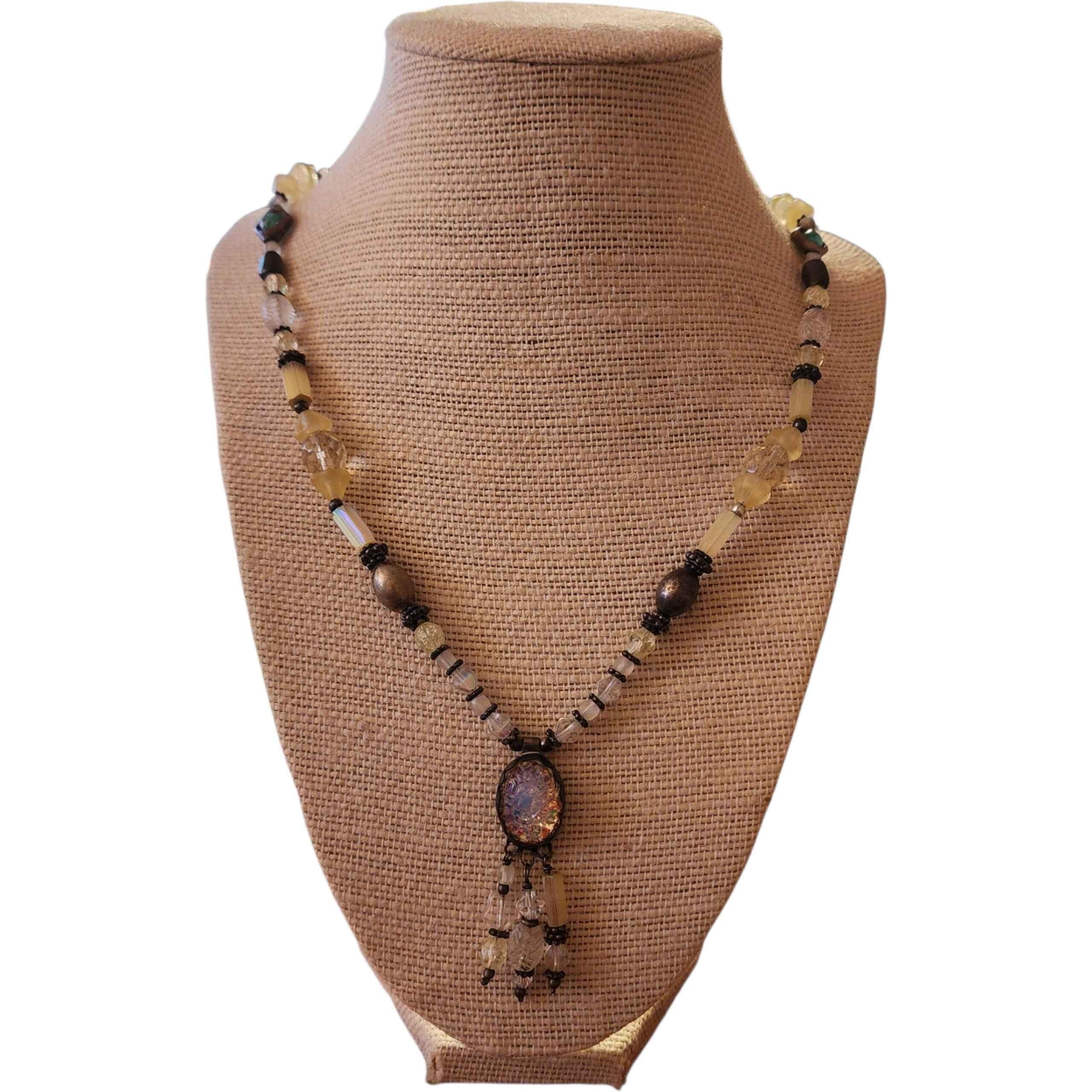 Collana artigianale in argento sterling Navajo
Cabochon di vetro Fire-Opal - Perline del sud-ovest - Gioielli nativi americani vintage

Collana in argento sterling Navajo realizzata a mano con un cabochon in stile fire-opal incastonato in un castone