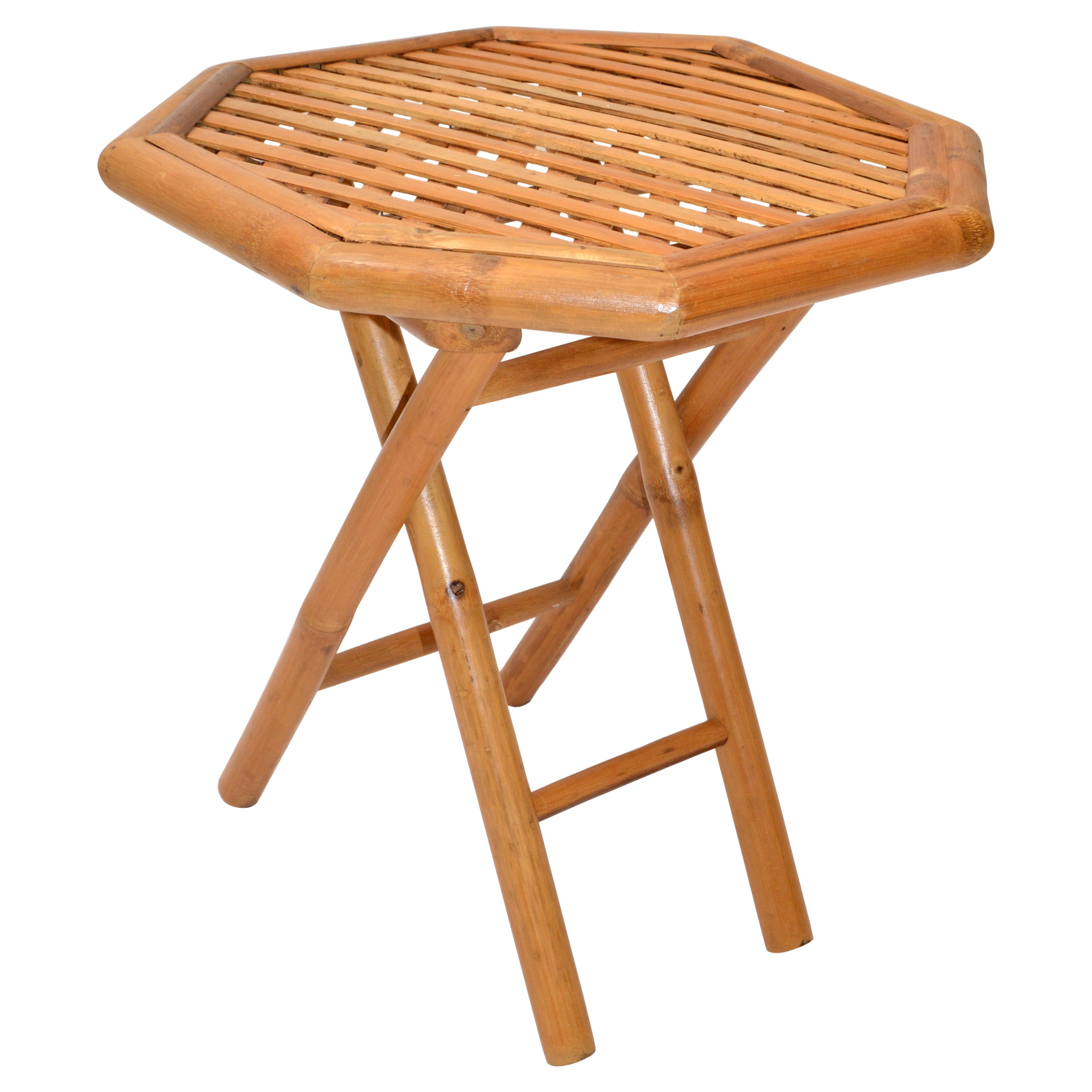 Tavolino ottagonale in bambù pieghevole, realizzato e intrecciato a mano, del Mid-Century Modern degli anni '70.
Base a X decorativa e robusta.
Il tavolo è facile da piegare e utilizza un piccolo spazio di archiviazione.
Misura piegata:
18 x 6 x