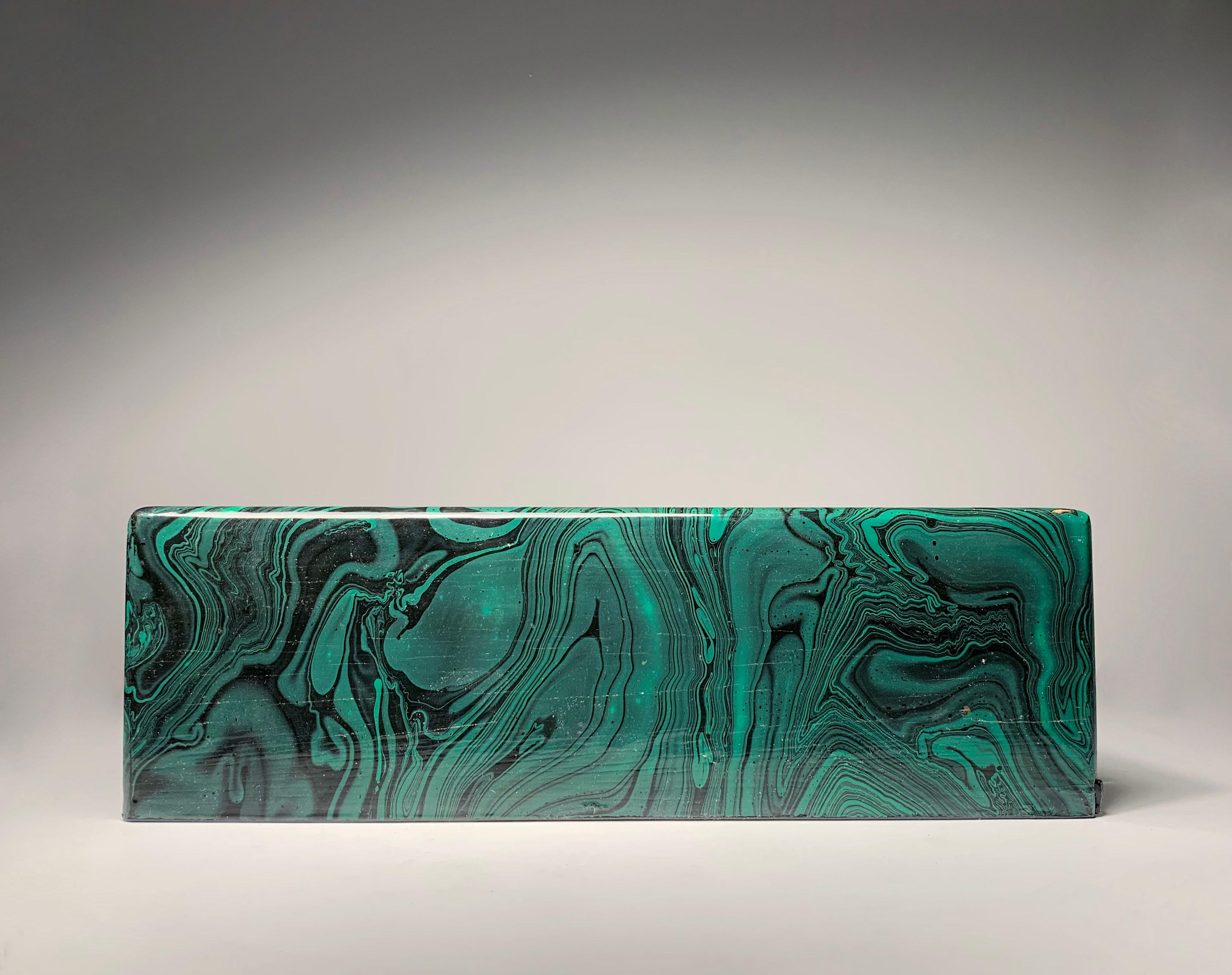 Una bonita caja de pañuelos Vintage hecha a mano/pintada de malaquita de imitación. Muy a la manera de Fornasetti. Desconozco el diseñador o la empresa que los fabricó. Posiblemente de origen italiano.

Algún desgaste menor como se muestra. En