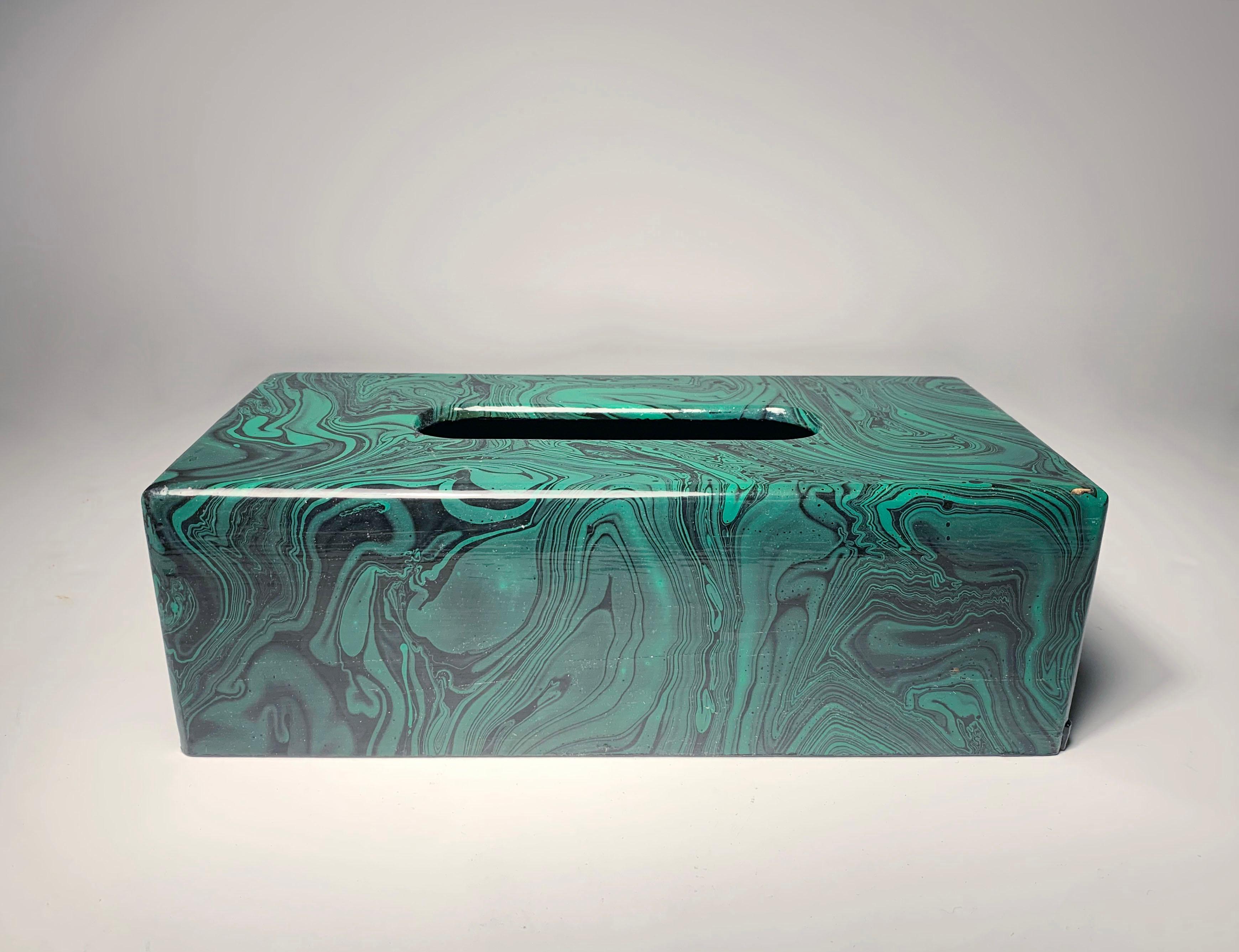 Caja de pañuelos vintage de malaquita sintética pintada a mano Moderno de mediados de siglo en venta