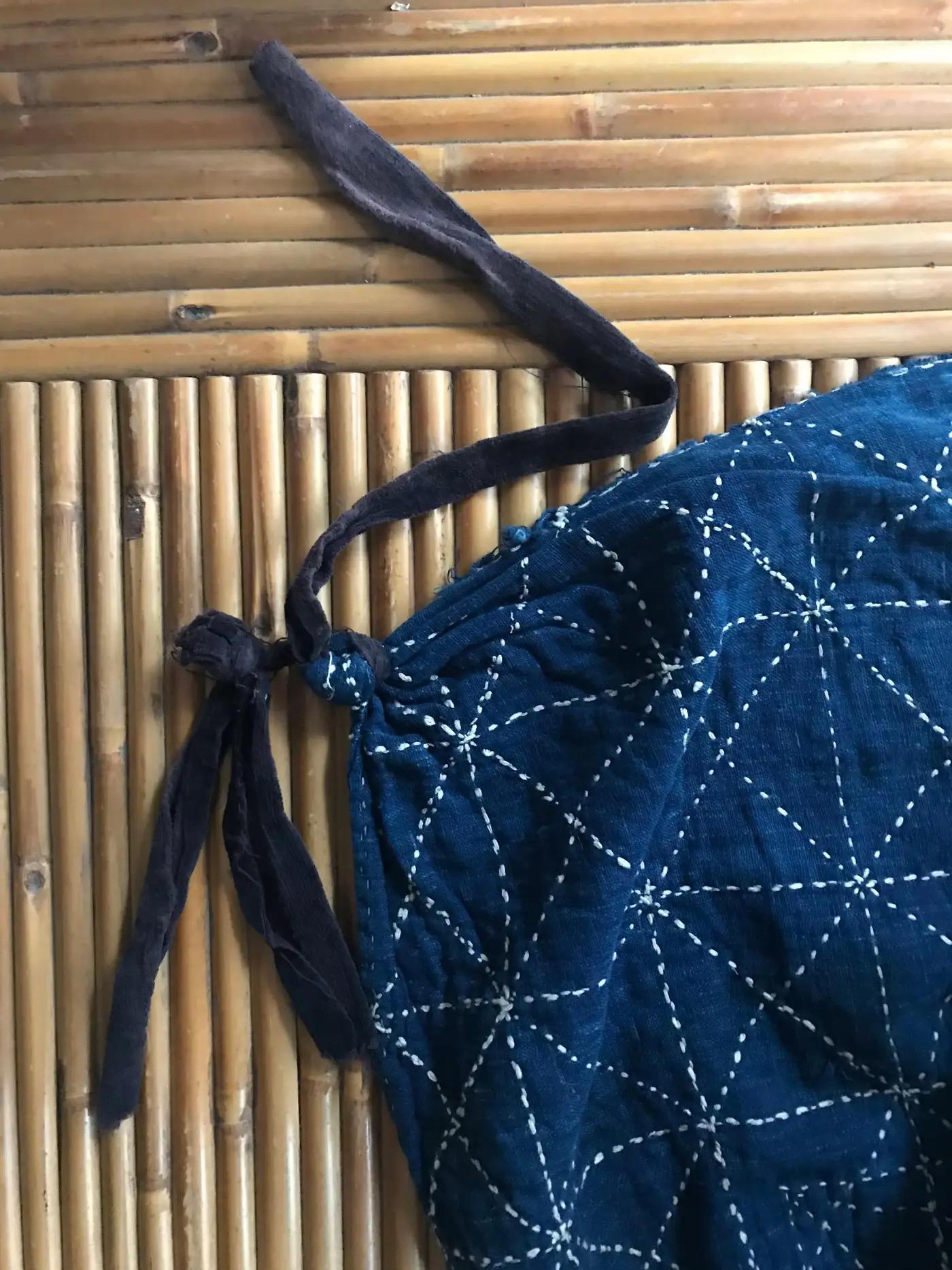 Handgefertigtes Patched-Textil „Boro“ in Indigofarben, Japan, 20. Jahrhundert im Angebot 6