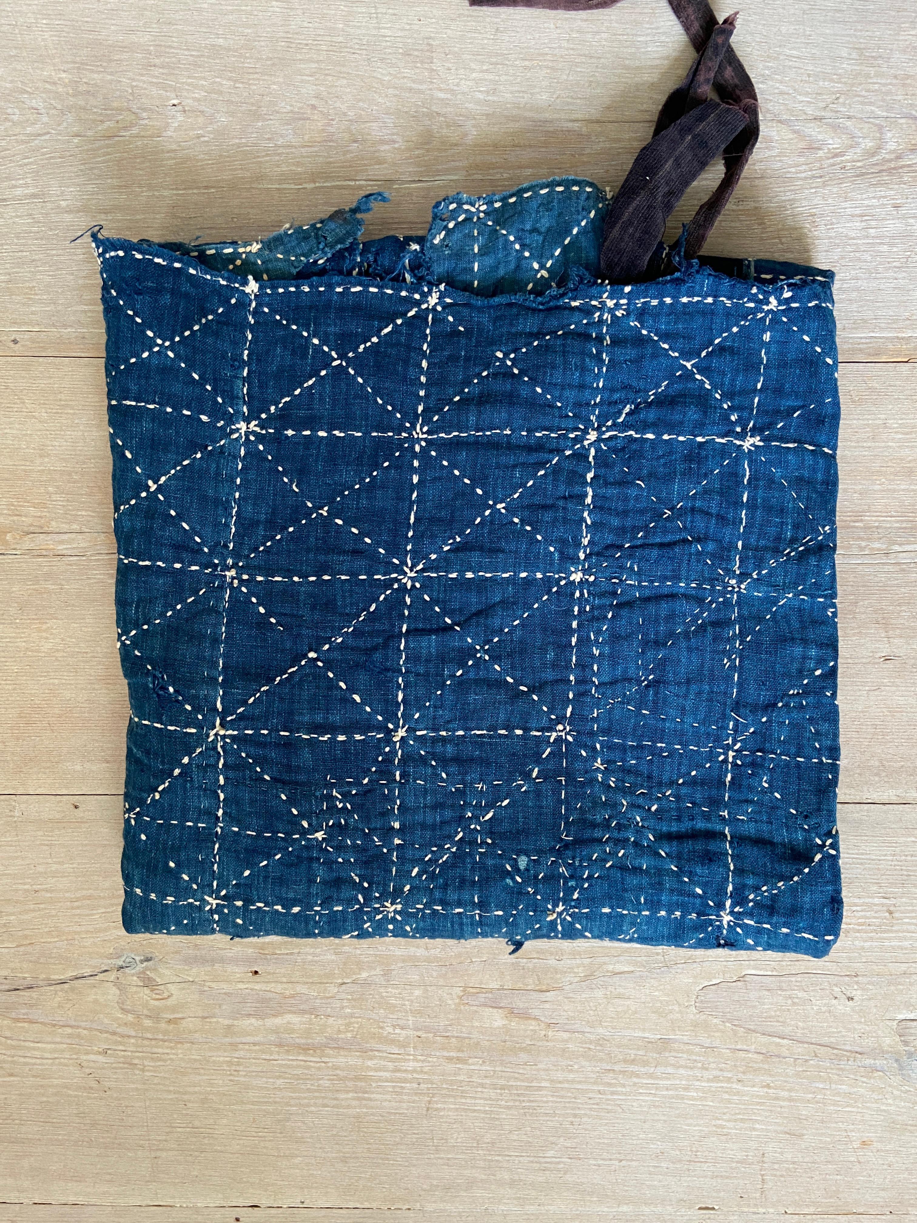 Handgefertigtes Patched-Textil „Boro“ in Indigofarben, Japan, 20. Jahrhundert (Japanisch) im Angebot