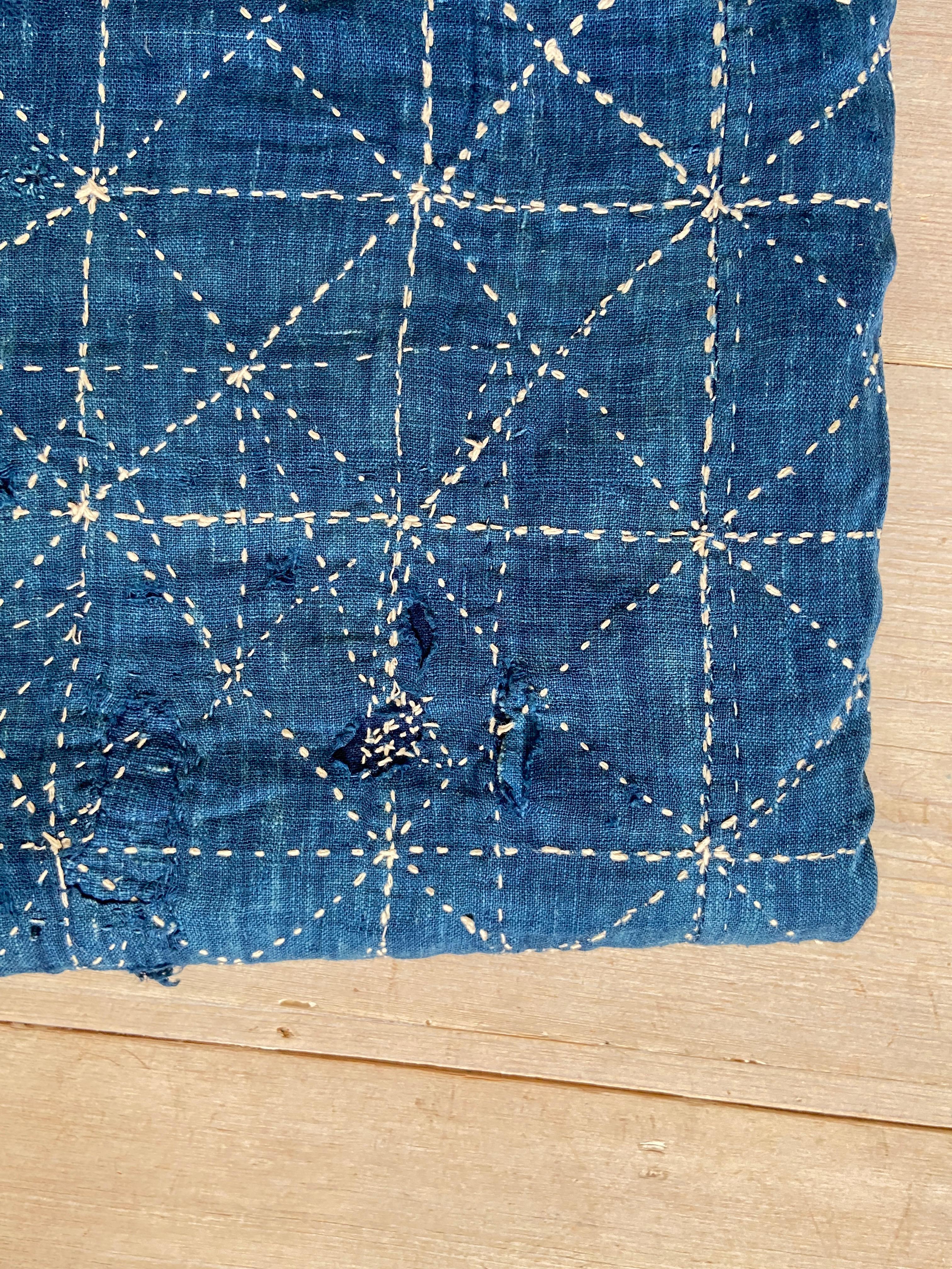 Handgefertigtes Patched-Textil „Boro“ in Indigofarben, Japan, 20. Jahrhundert (Hanf) im Angebot