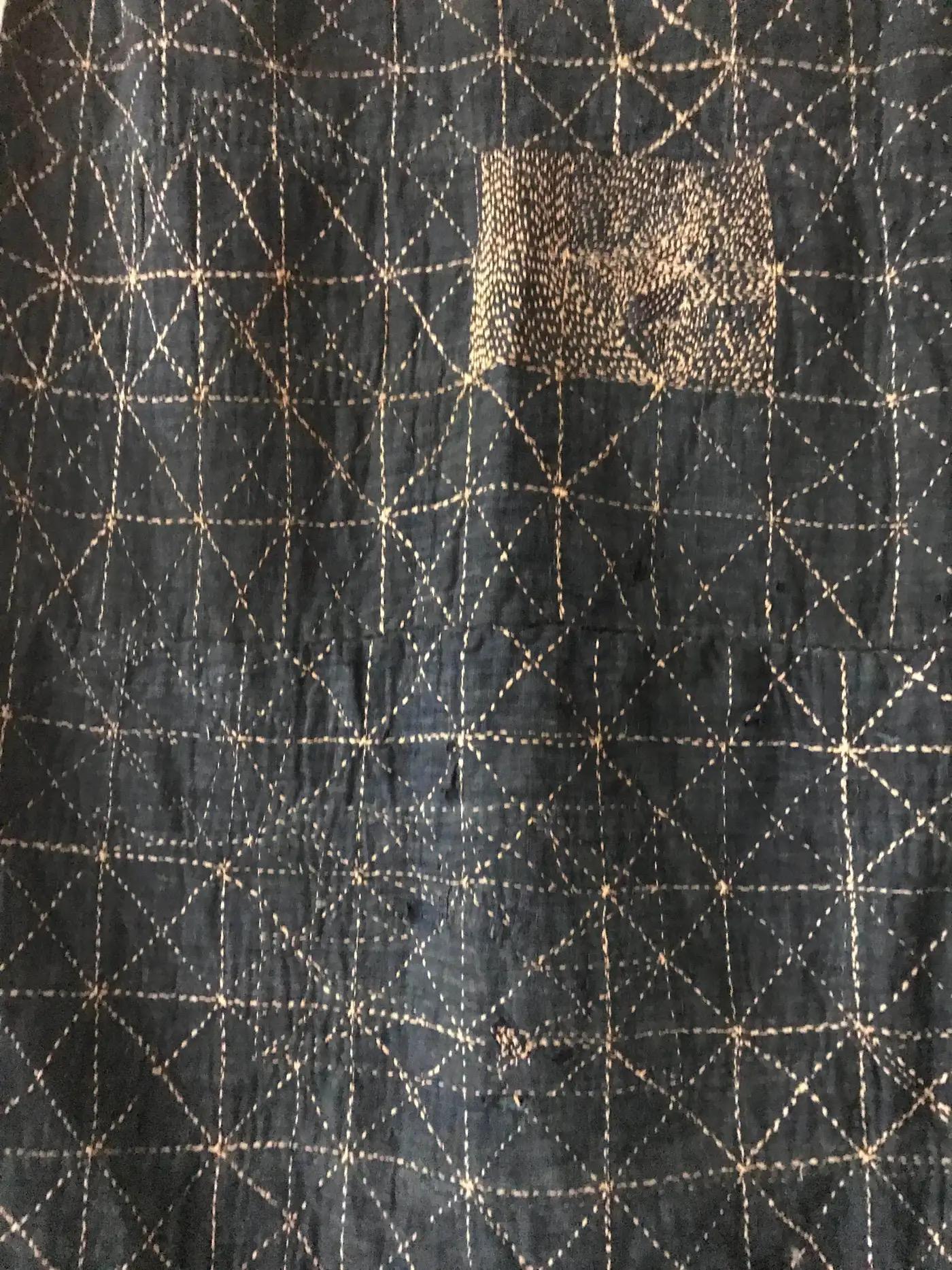 Handgefertigtes Patched-Textil „Boro“ in Indigofarben, Japan, 20. Jahrhundert im Angebot 3
