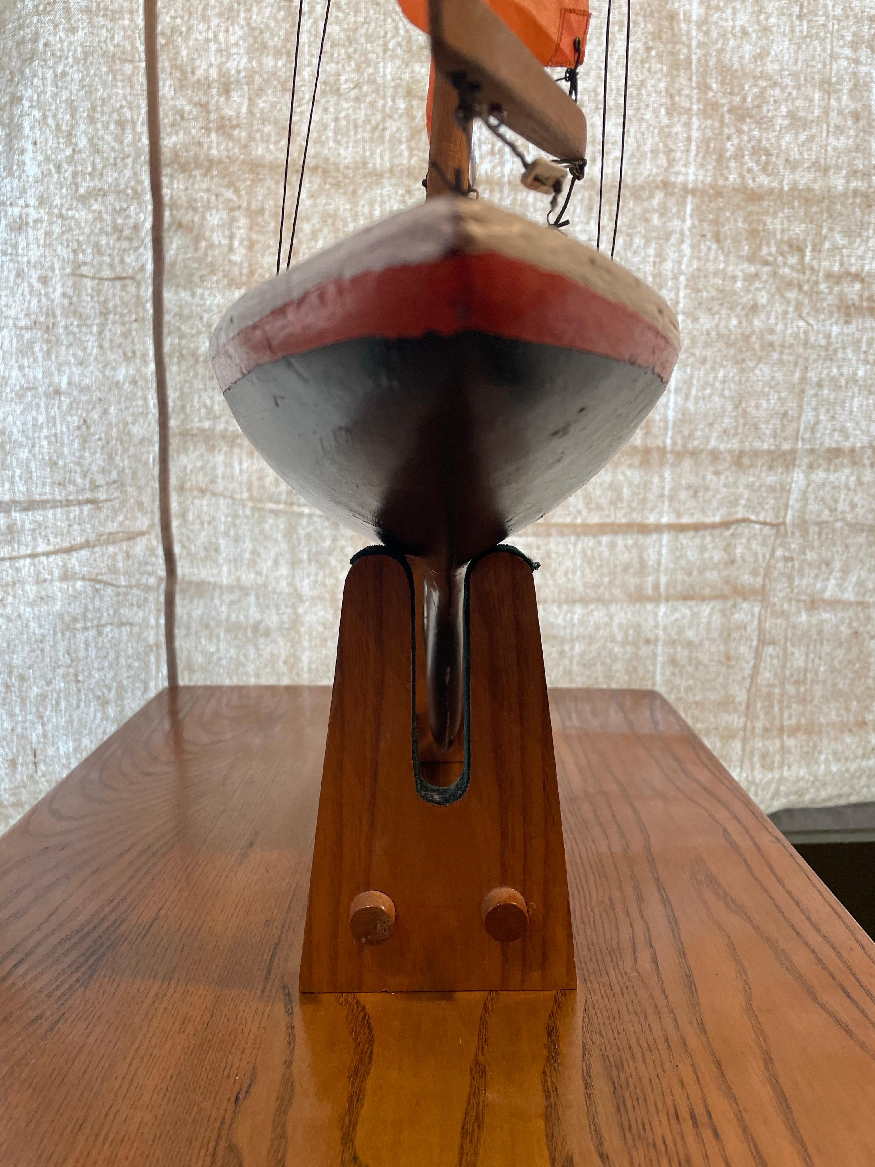 Mid-Century Modern Voilier d'étang vintage fabriqué à la main avec des voiles rouges, milieu du 20e siècle en vente