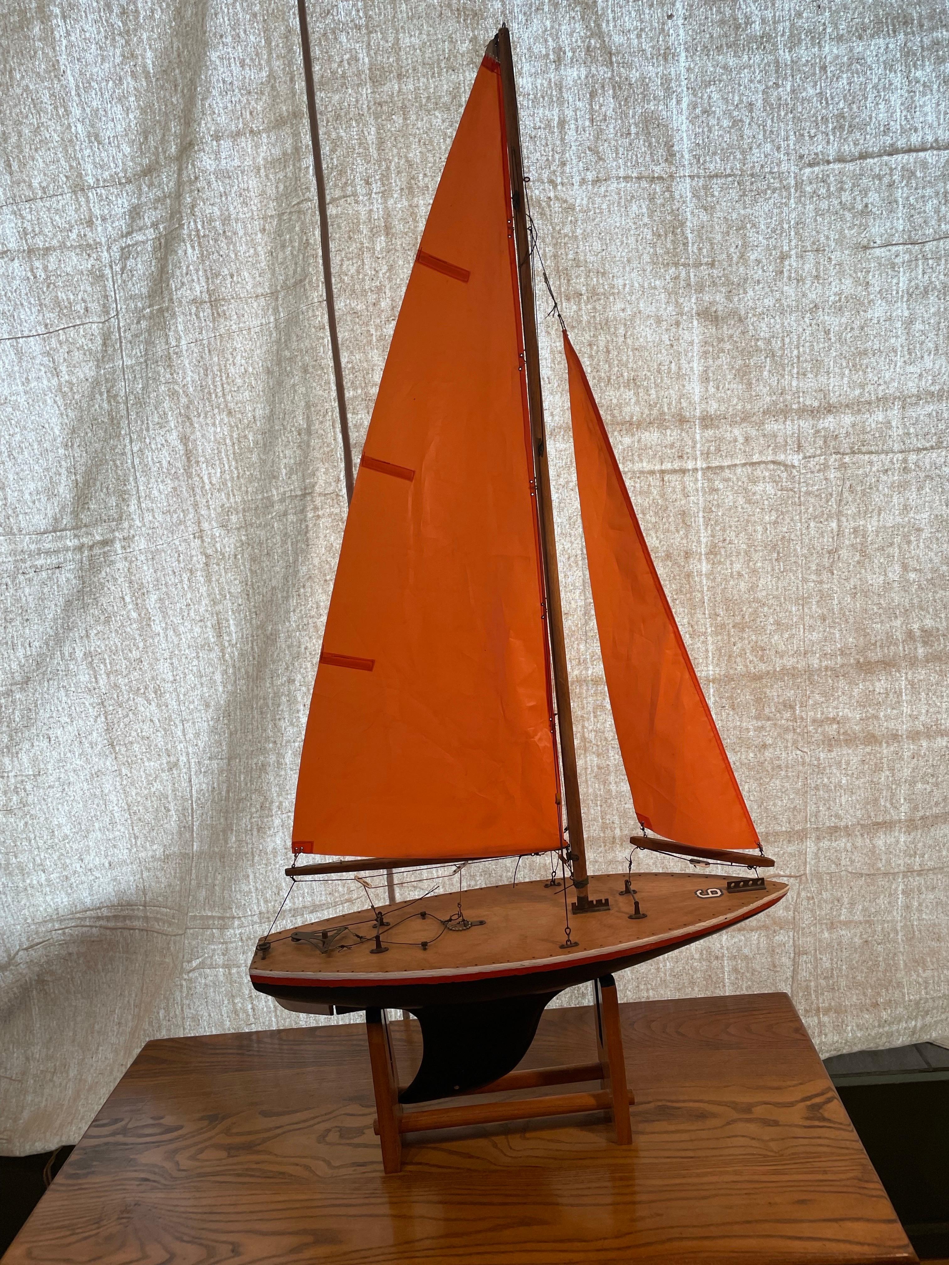 Américain Voilier d'étang vintage fabriqué à la main avec des voiles rouges, milieu du 20e siècle en vente