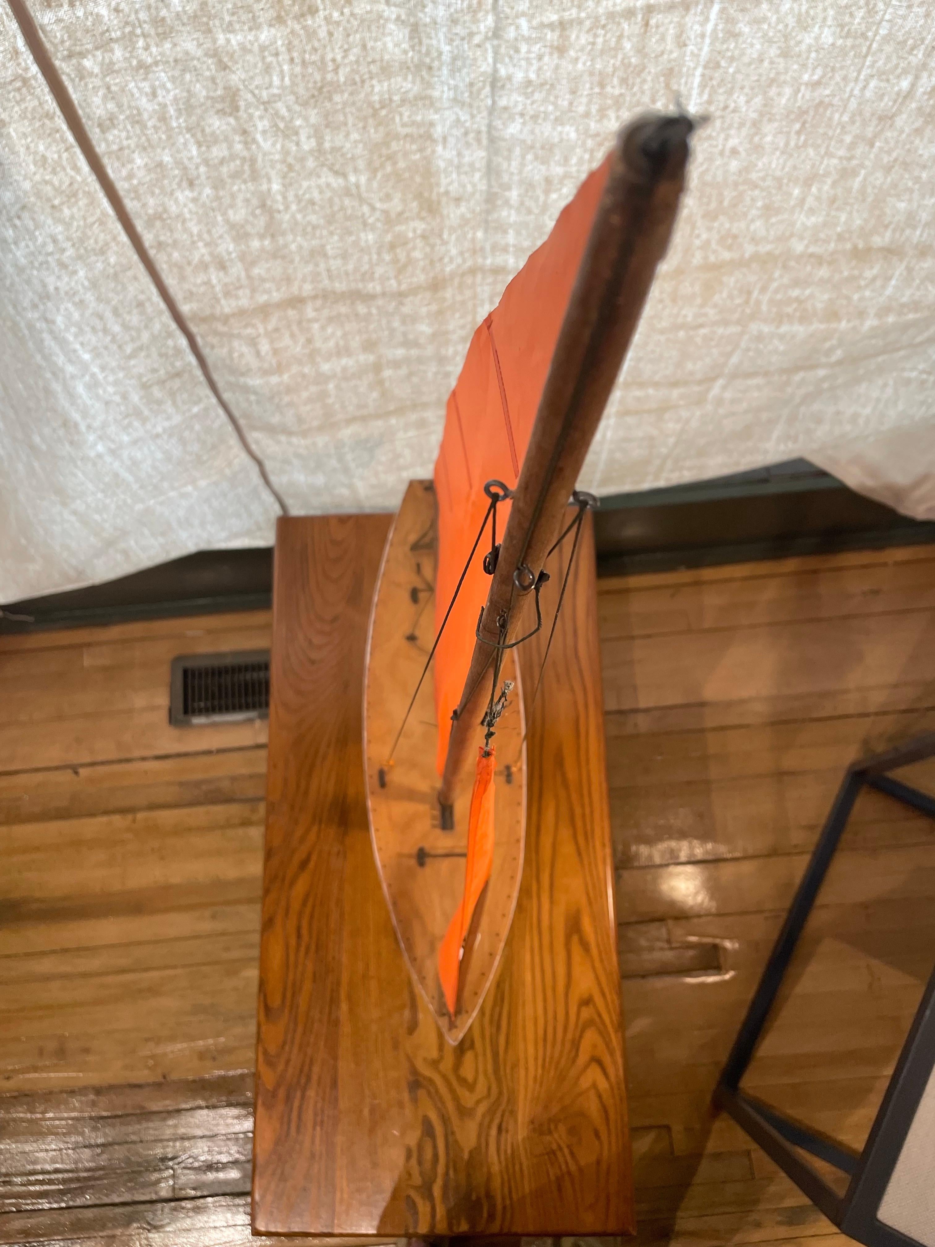 Fait main Voilier d'étang vintage fabriqué à la main avec des voiles rouges, milieu du 20e siècle en vente