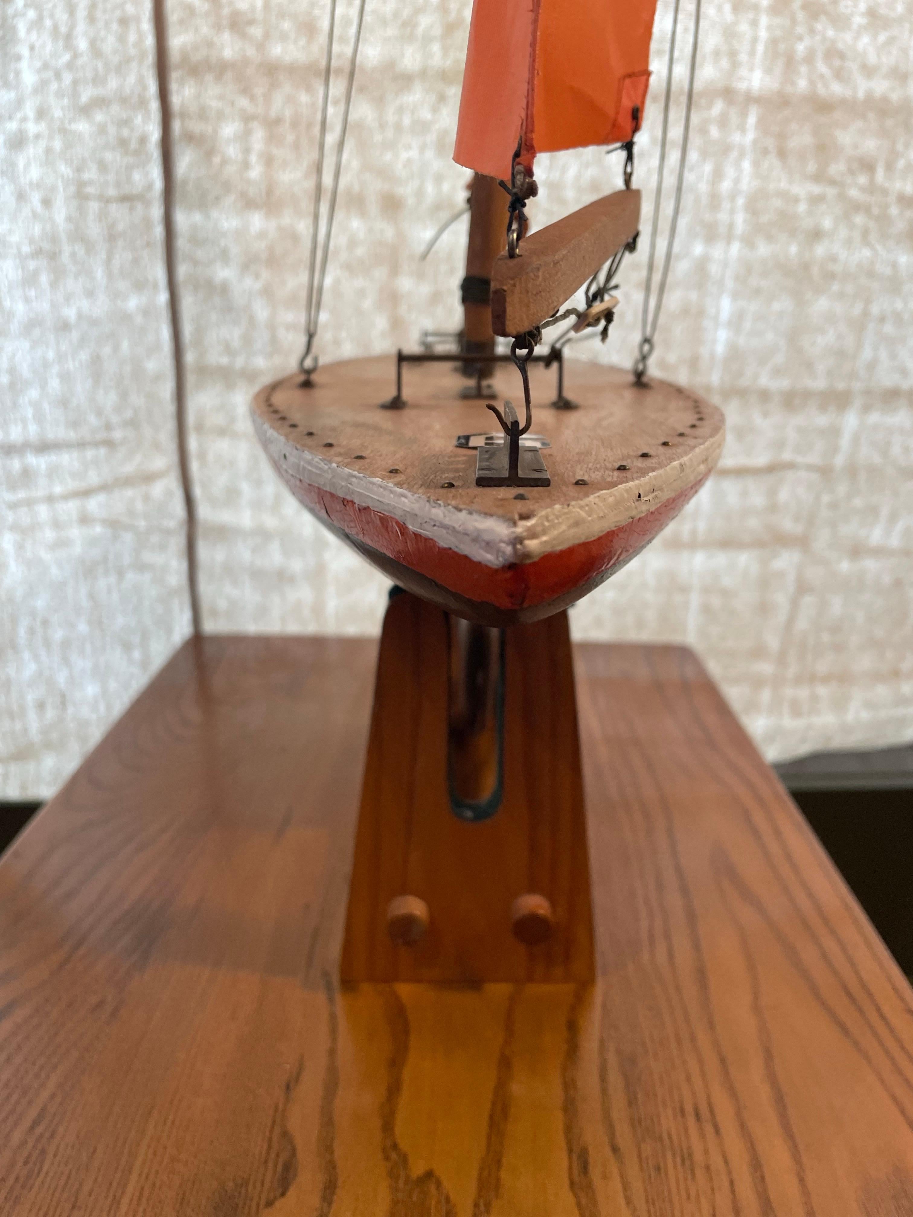 Voilier d'étang vintage fabriqué à la main avec des voiles rouges, milieu du 20e siècle Bon état - En vente à Northport, MI