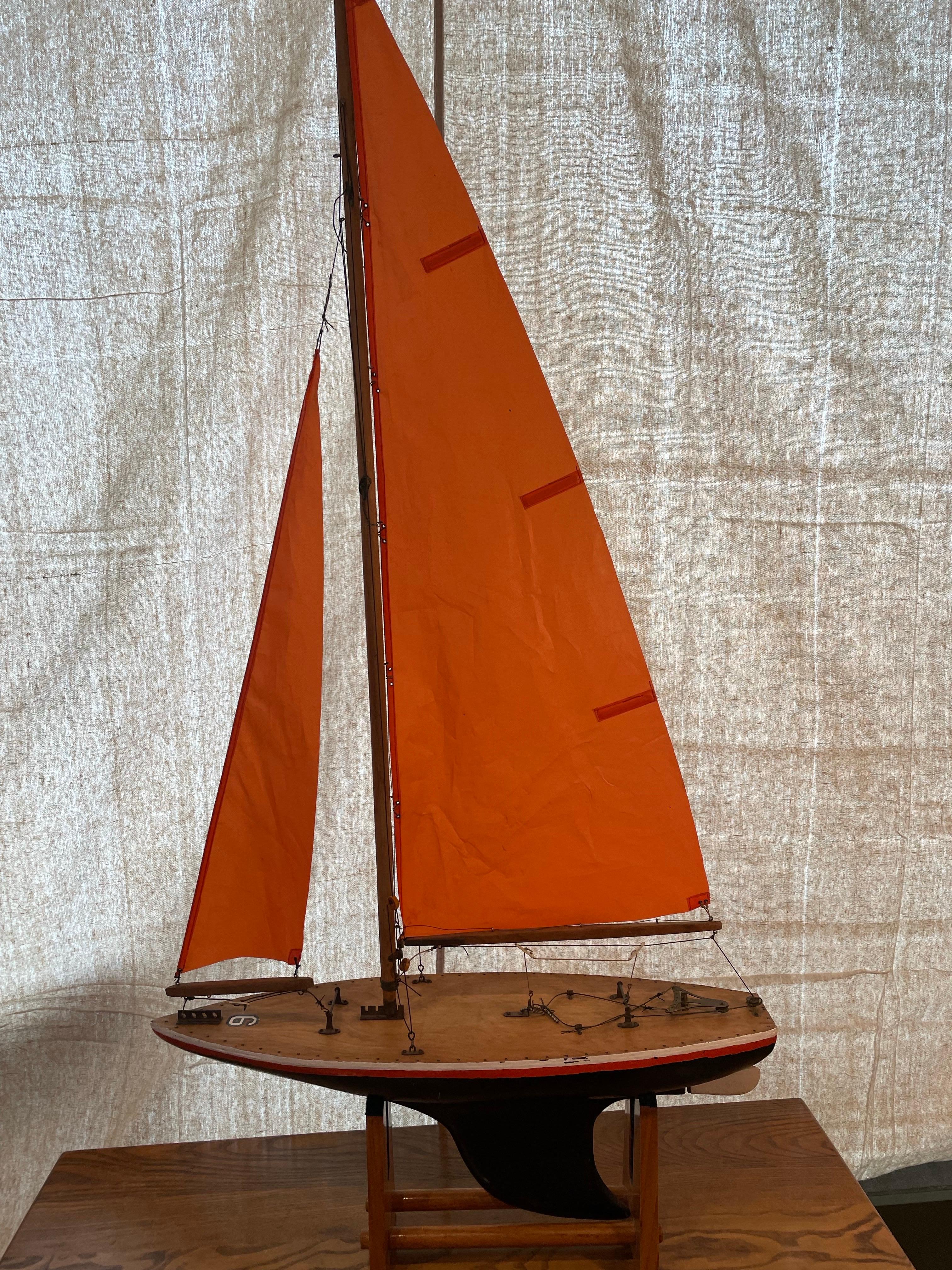 Métal Voilier d'étang vintage fabriqué à la main avec des voiles rouges, milieu du 20e siècle en vente