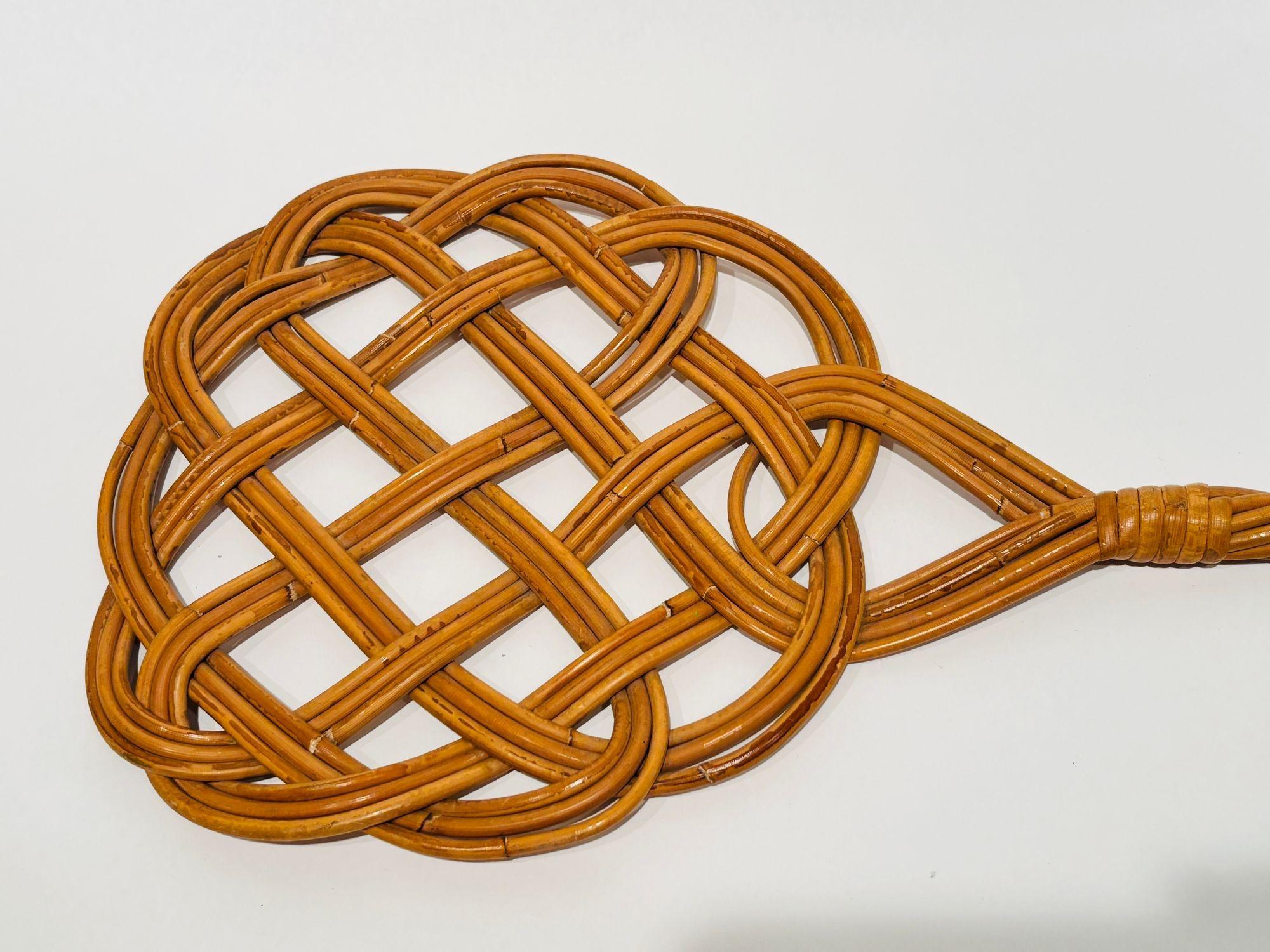 Battitappeto in rattan artigianale d'epoca, inizio XX secolo - Oggetto funzionale folkloristico e decorativo da parete.
Un bellissimo battitappeti in rattan intrecciato a mano, noto anche come battitappeti, frusta per tappeti o battitappeti,