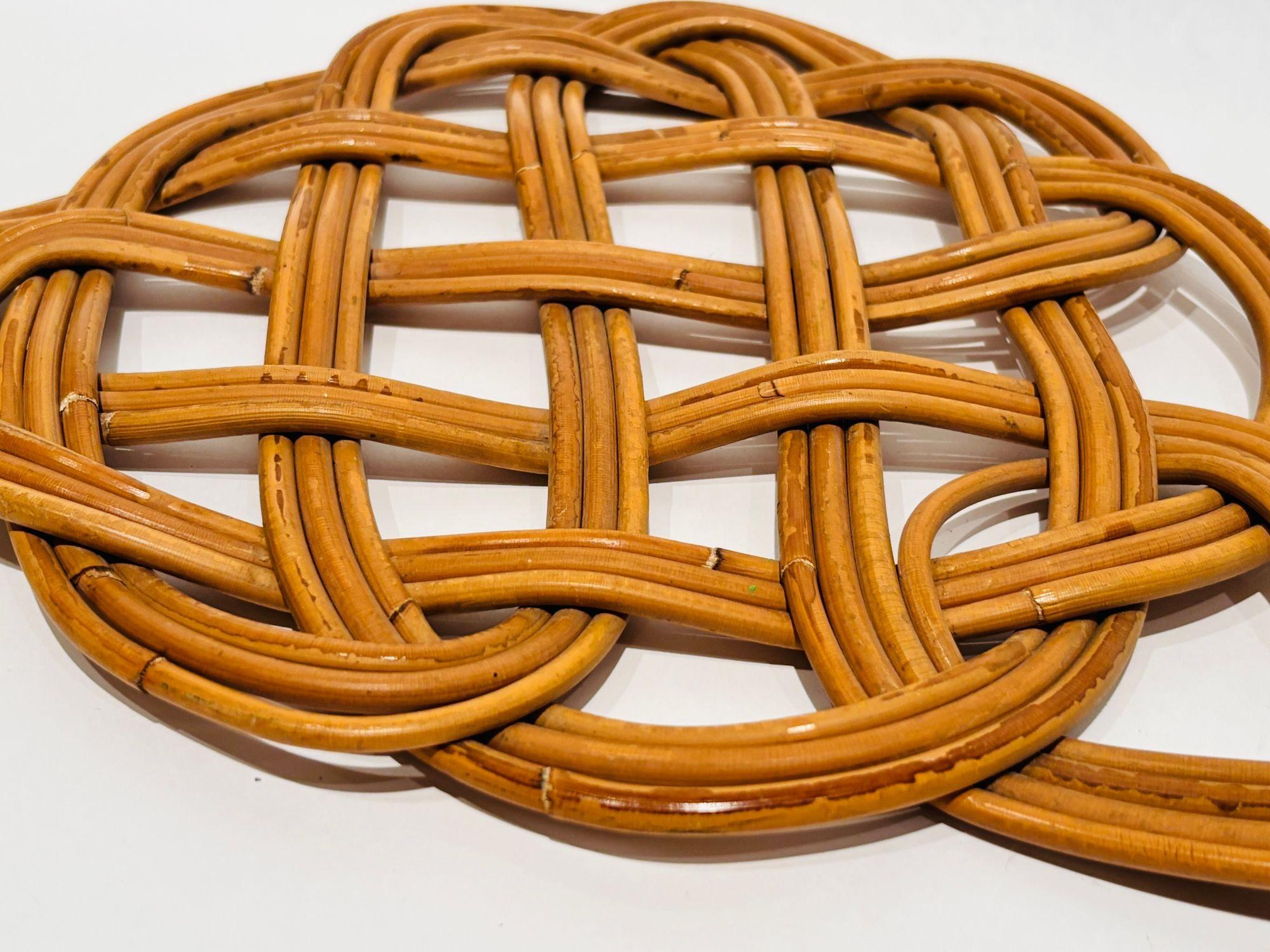 Stile provenzale Battipanni in rattan d'epoca realizzato a mano, oggetto decorativo da parete di arte popolare in vendita
