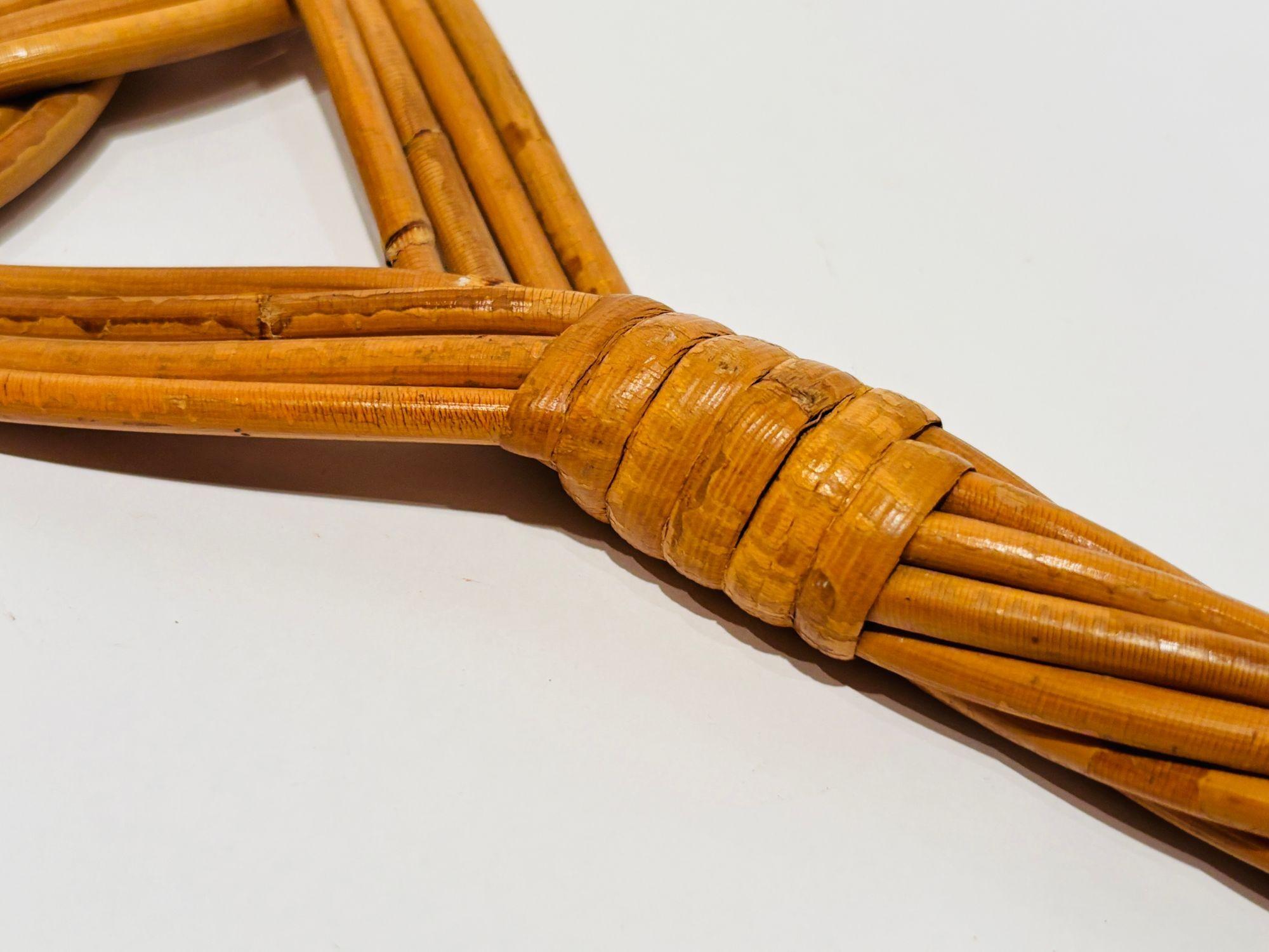 Francese Battipanni in rattan d'epoca realizzato a mano, oggetto decorativo da parete di arte popolare in vendita