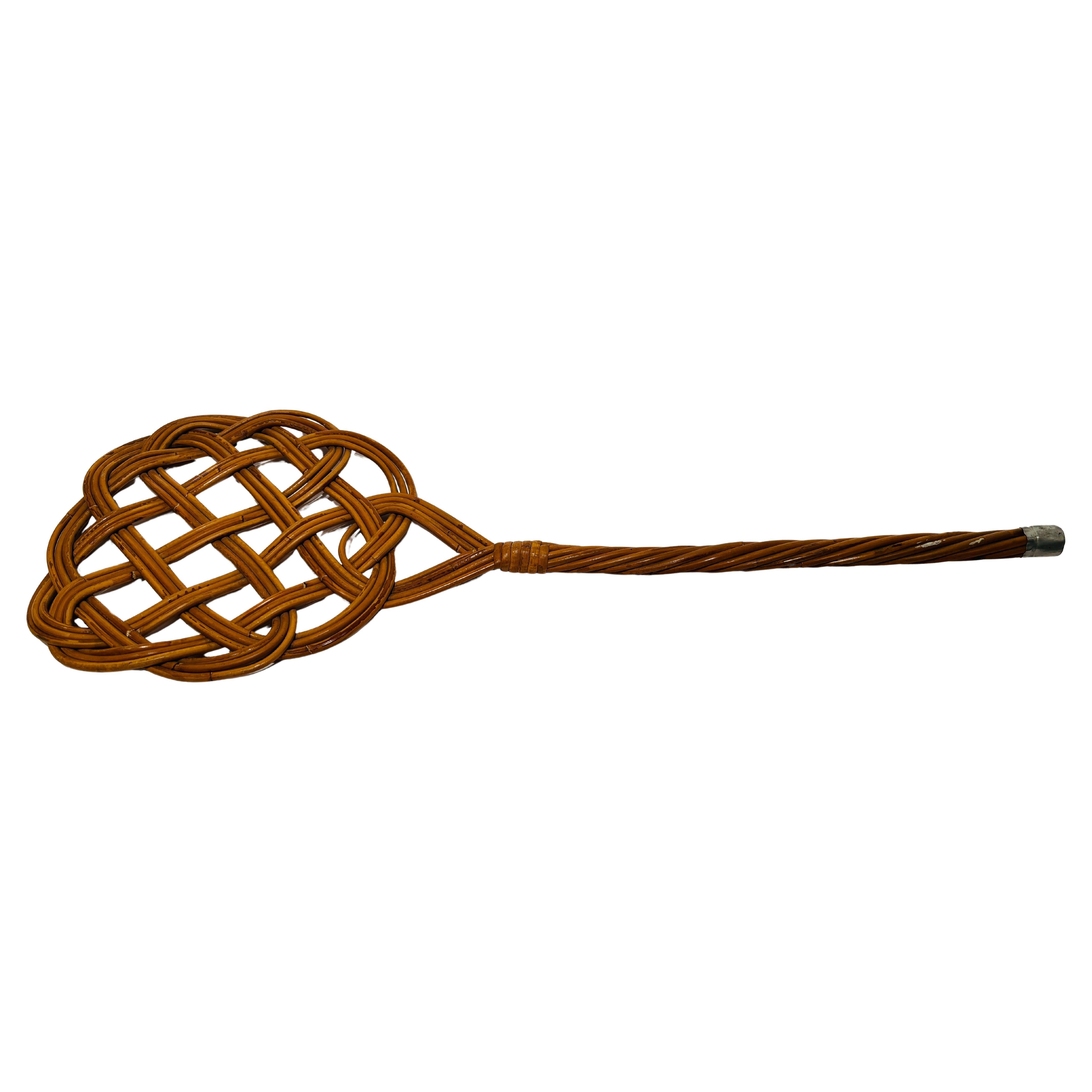 Battipanni in rattan d'epoca realizzato a mano, oggetto decorativo da parete di arte popolare