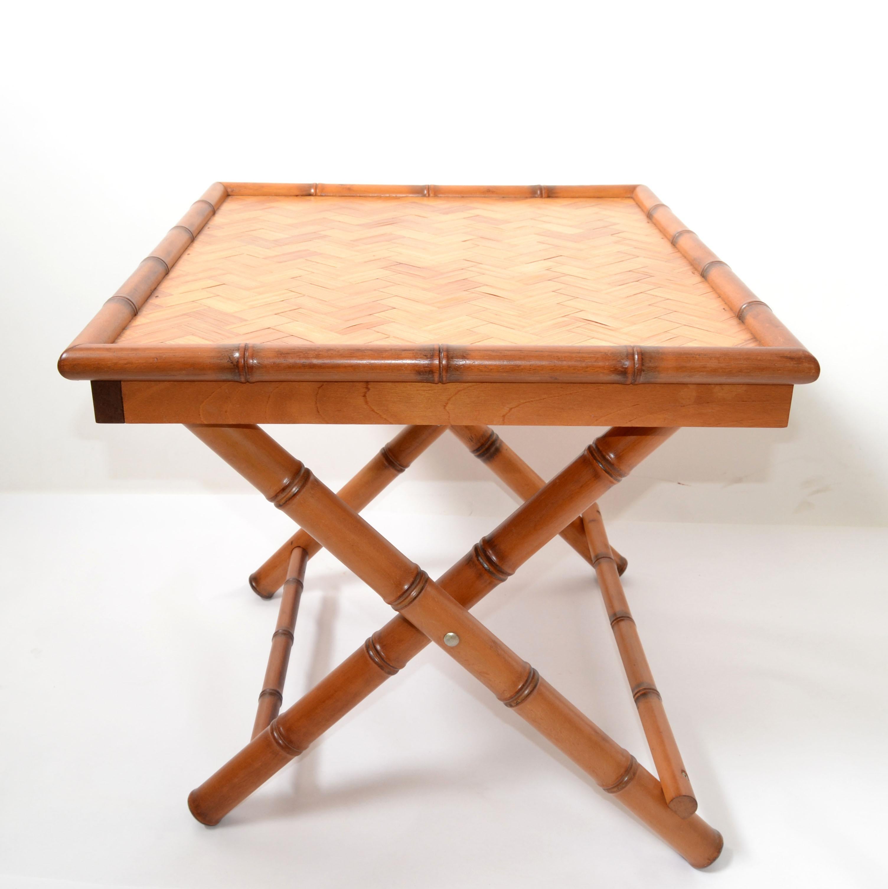 1970er Mid-Century Modern handgefertigter rechteckiger Bambus-Tilt-Top Serviertisch.
Dekorativer und stabiler X-Sockel.
Der Tisch lässt sich leicht falten und benötigt nur wenig Stauraum. Ideal zum Servieren Ihres Lieblingsdesserts.
Maße gefaltet: