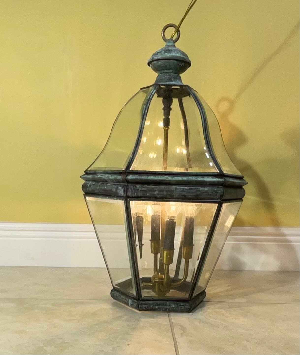 Vintage  lanterna a sospensione a sei lati in ottone massiccio, stelo con quattro luci da 40 watt, vetro smussato, adatta per ambienti umidi.
ottima esposizione alla luce, tettoia in rame e catena inclusa.
Il tettuccio e la catena sono inclusi.