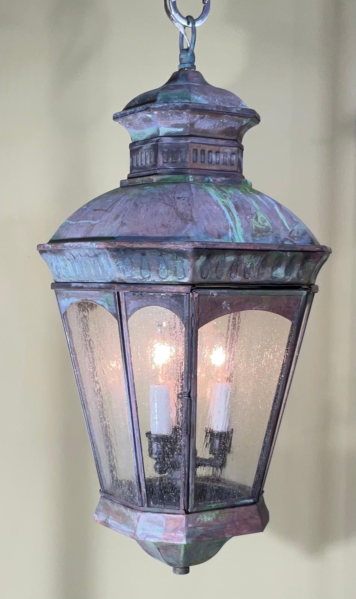Lanterne suspendue vintage en laiton massif, fabriquée à la main Bon état à Delray Beach, FL