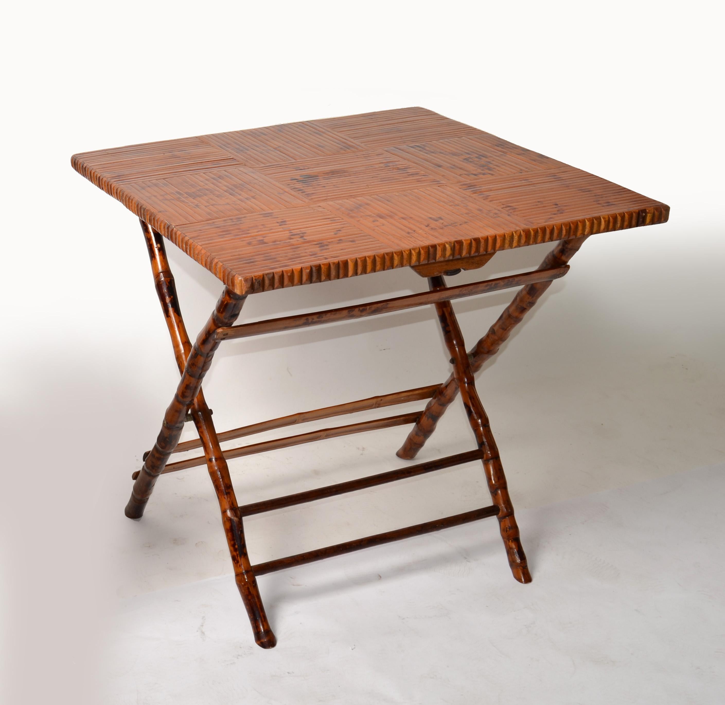 1970 Mid-Century Modern Boho Chic fait à la main en bambou tigré carré Table de bistro, de jeu ou de carte.
Base en X décorative et robuste.
La table est facile à plier et utilise un petit espace de rangement.
Dimensions pliées : 38.75 x 4 x 28