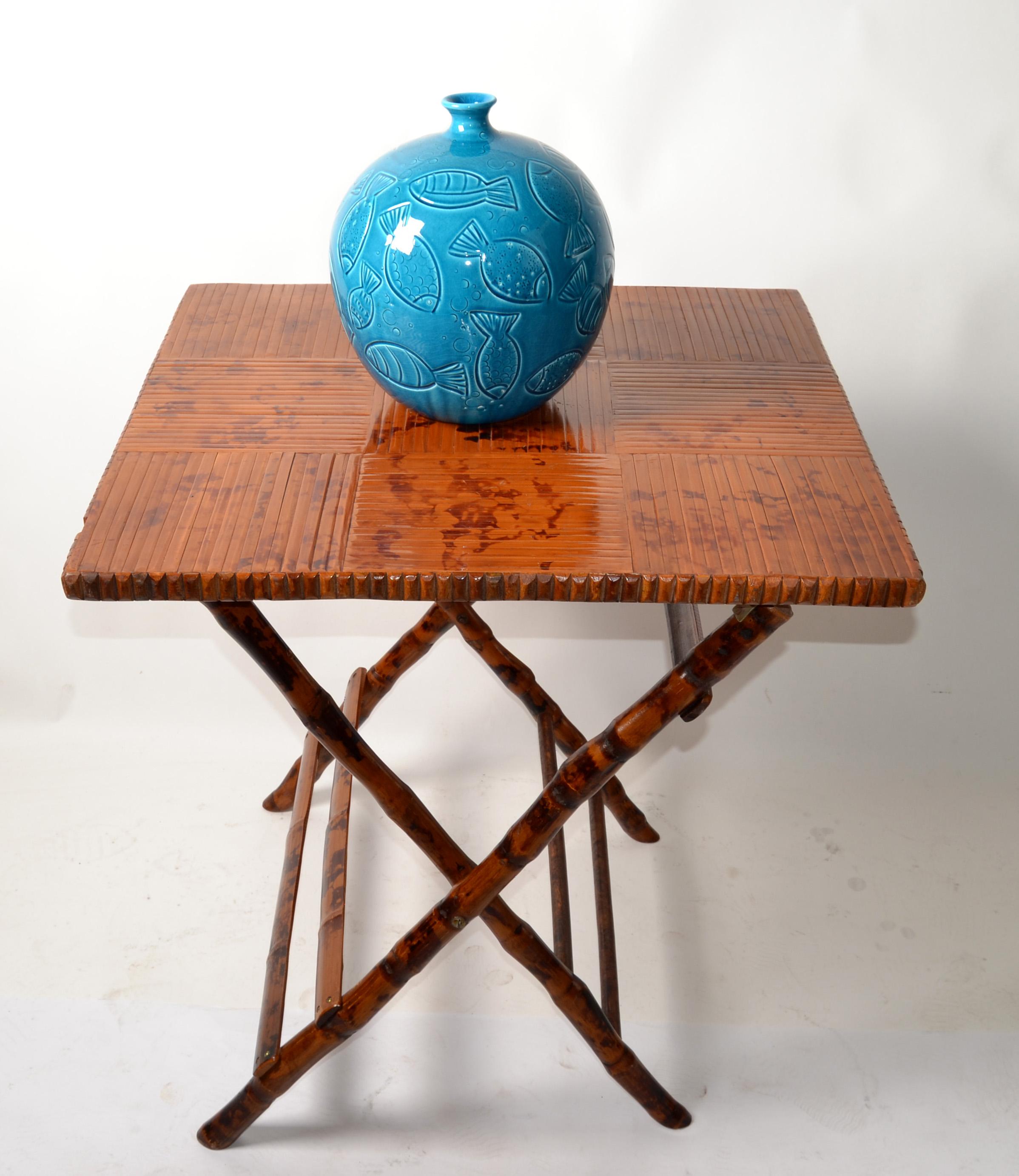 Américain Table de jeu pliante vintage carrée en bambou tigré, fabriquée à la main, avec base en X en vente