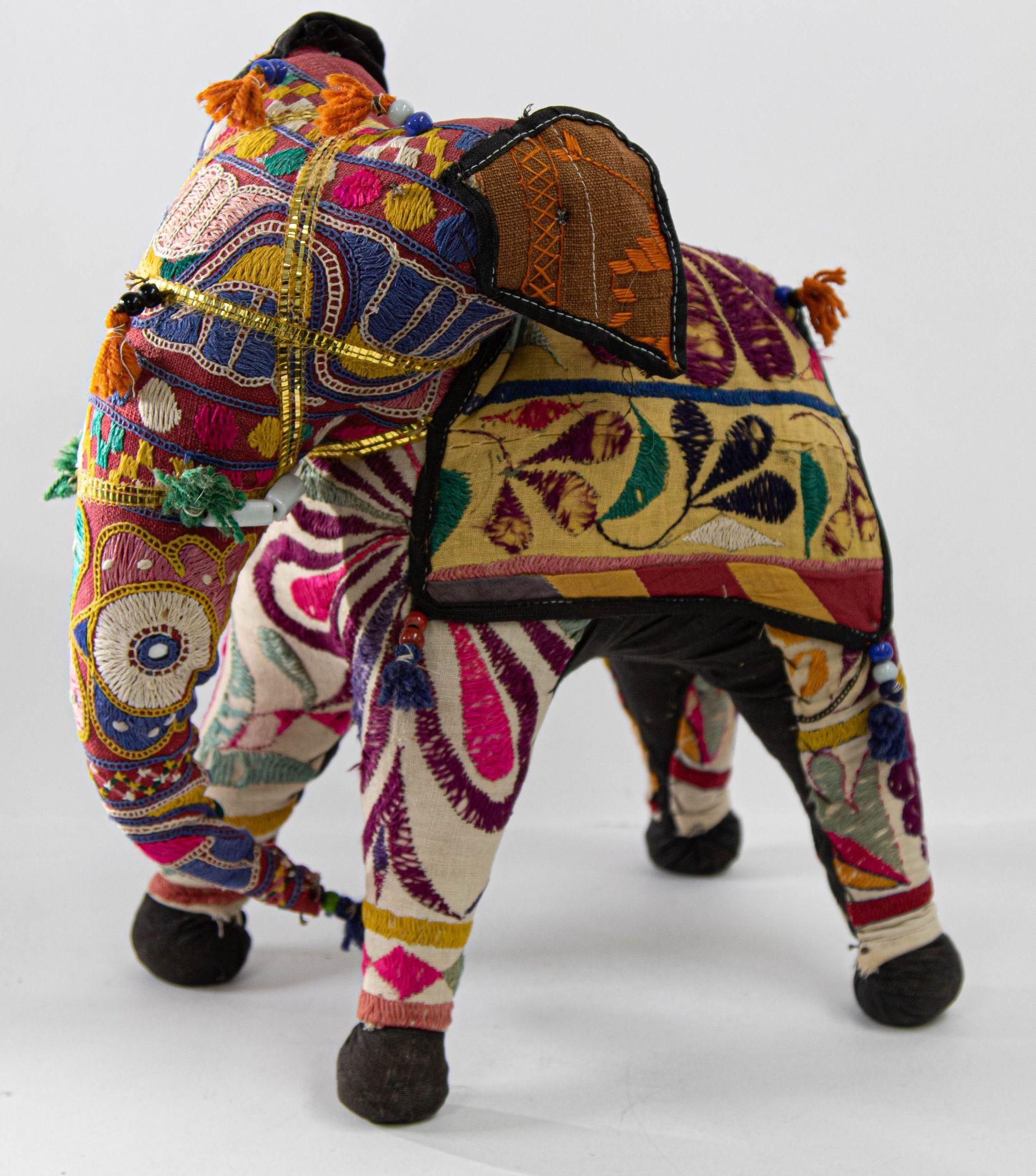 Vintage Handcrafted Stuffed Cotton Embroidered Ceremonial Elephant Toy Raj India en vente 4