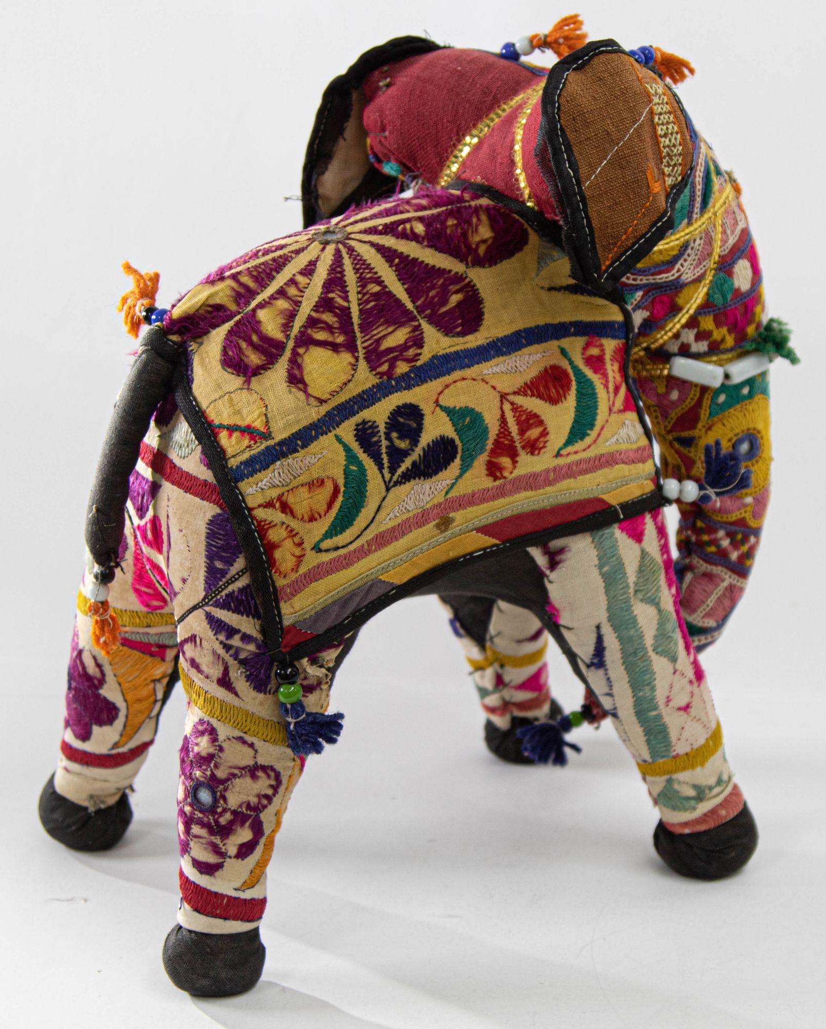 Vintage Handcrafted Stuffed Cotton Embroidered Ceremonial Elephant Toy Raj India en vente 5