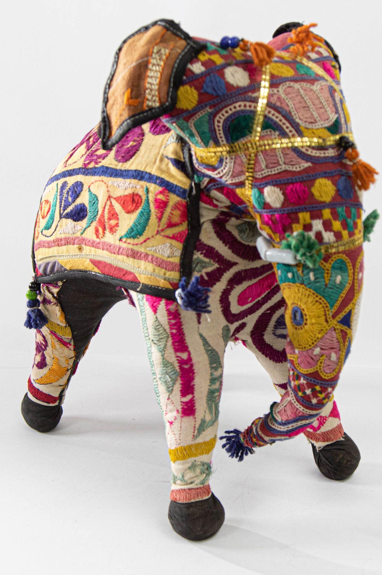 Vintage Handcrafted Stuffed Cotton Embroidered Ceremonial Elephant Toy Raj India en vente 7