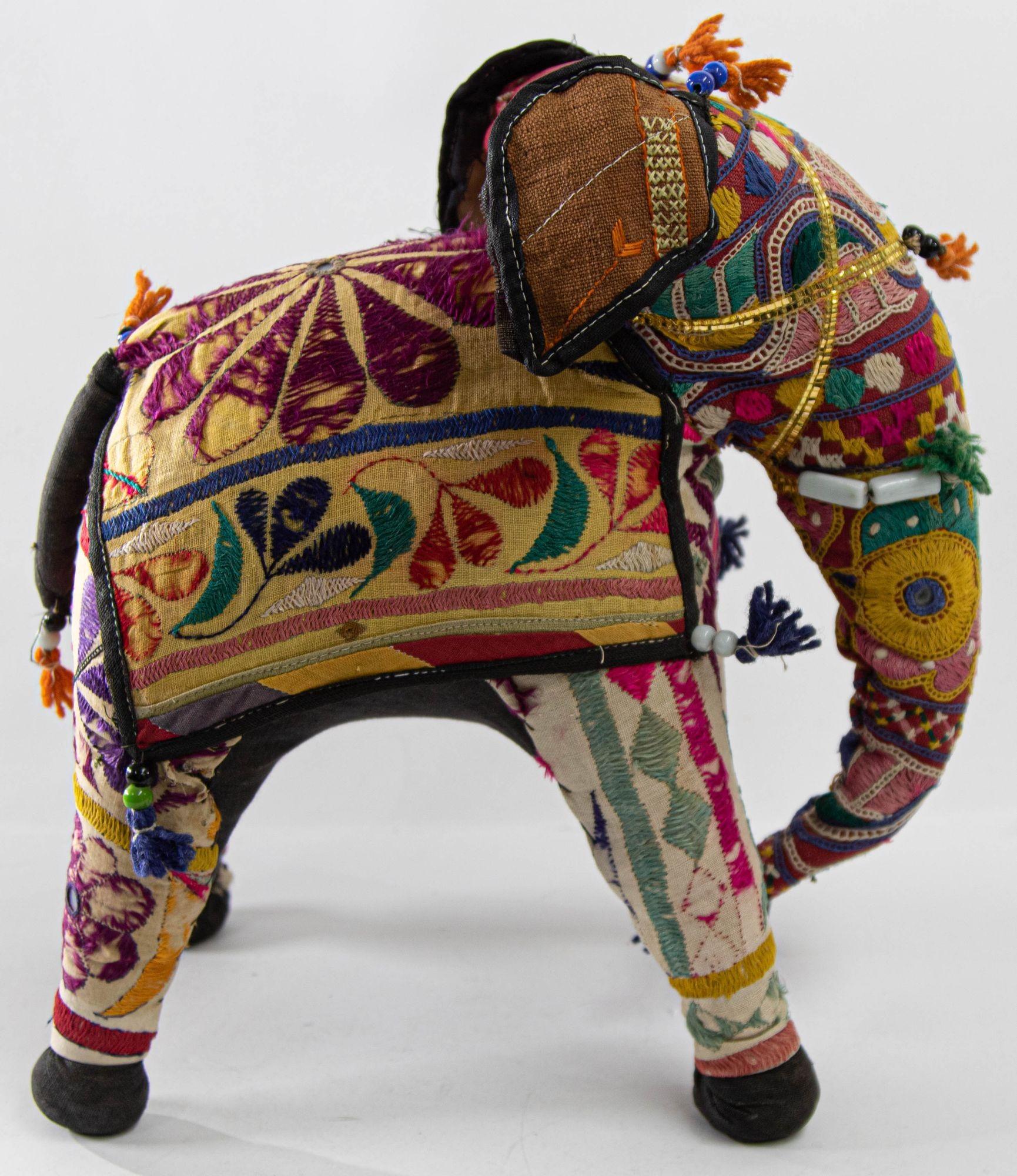 Vintage Handcrafted Stuffed Cotton Embroidered Ceremonial Elephant Toy Raj India en vente 8