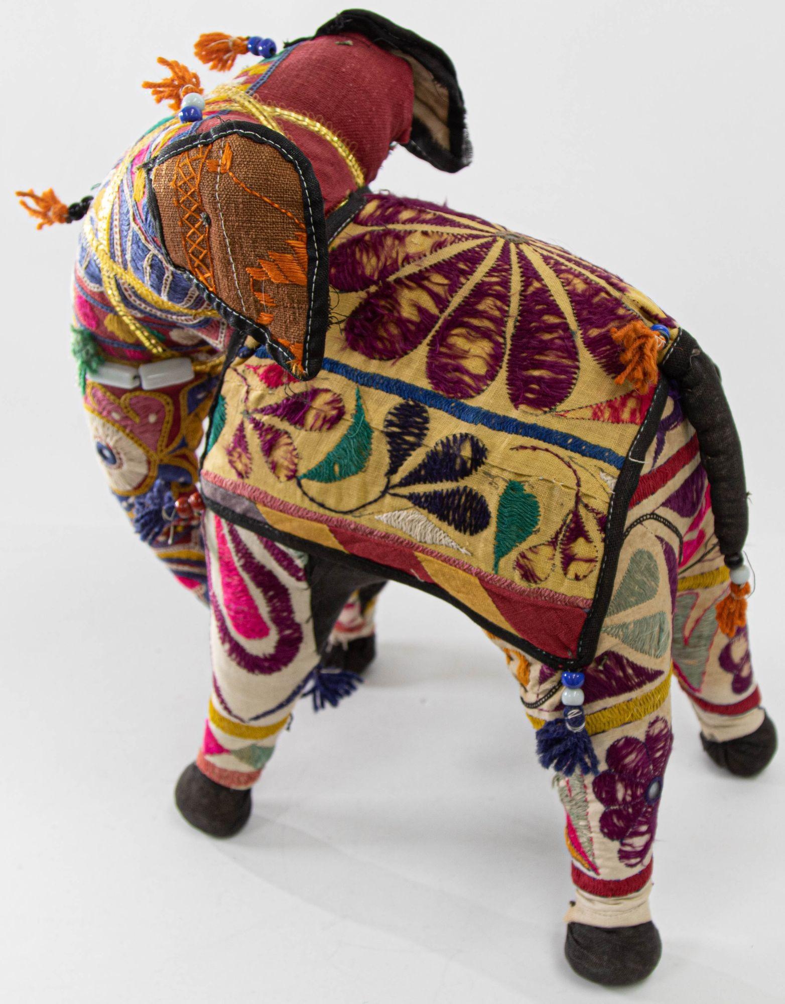 Vintage Handcrafted Stuffed Cotton Embroidered Ceremonial Elephant Toy Raj India en vente 9