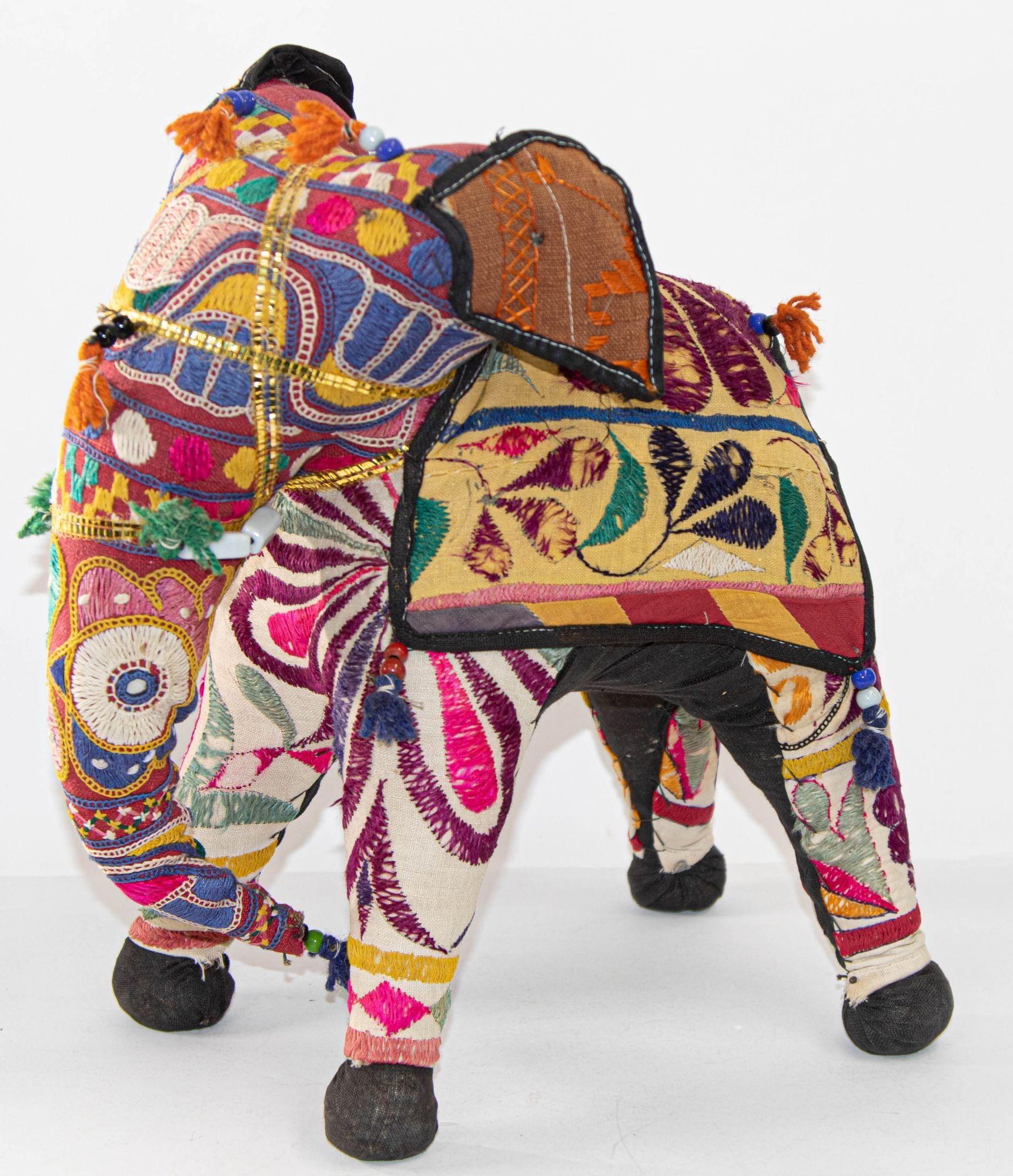 Vintage Handcrafted Stuffed Cotton Embroidered Ceremonial Elephant Toy Raj India en vente 10