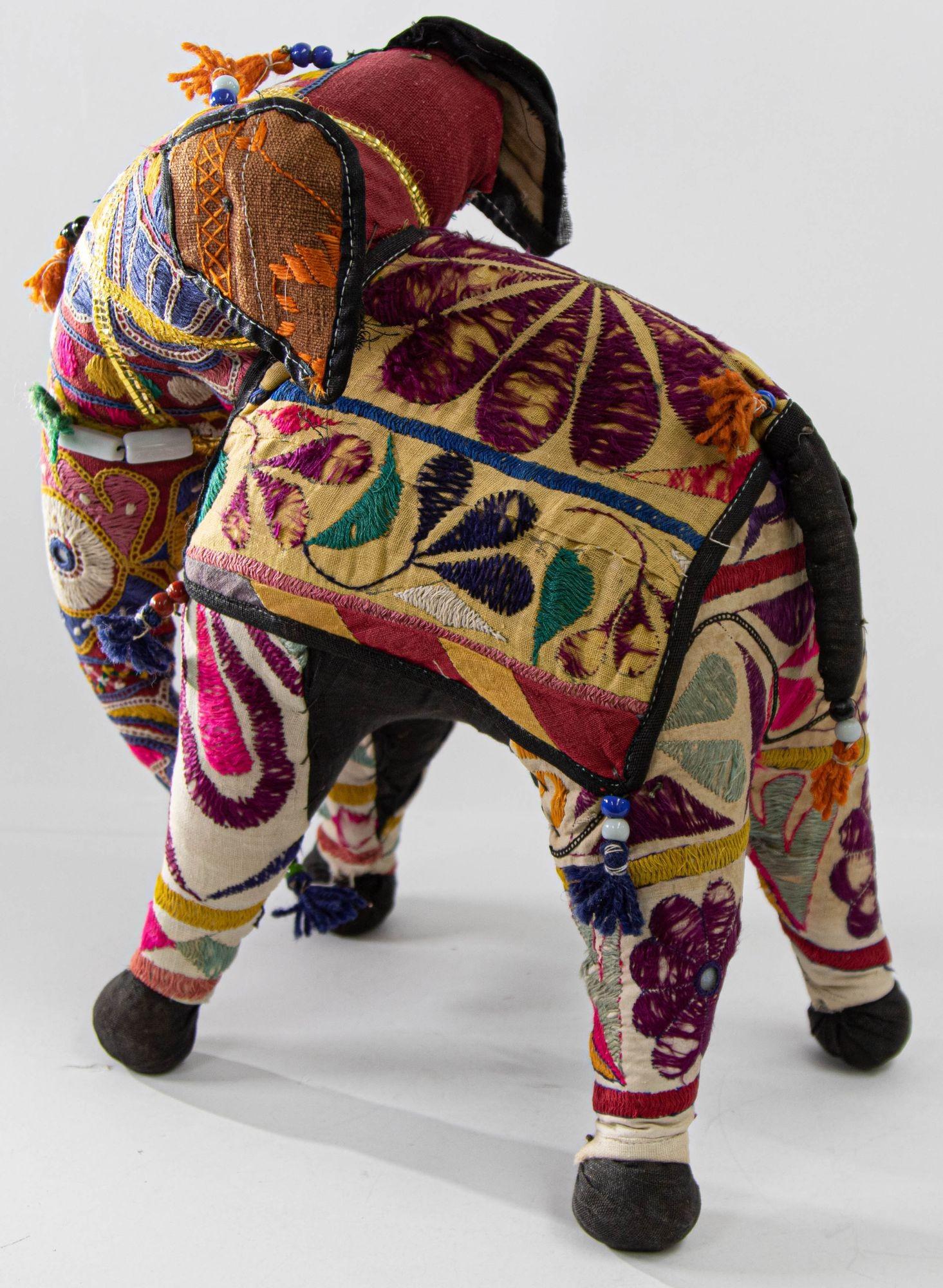 Indien Vintage Handcrafted Stuffed Cotton Embroidered Ceremonial Elephant Toy Raj India en vente
