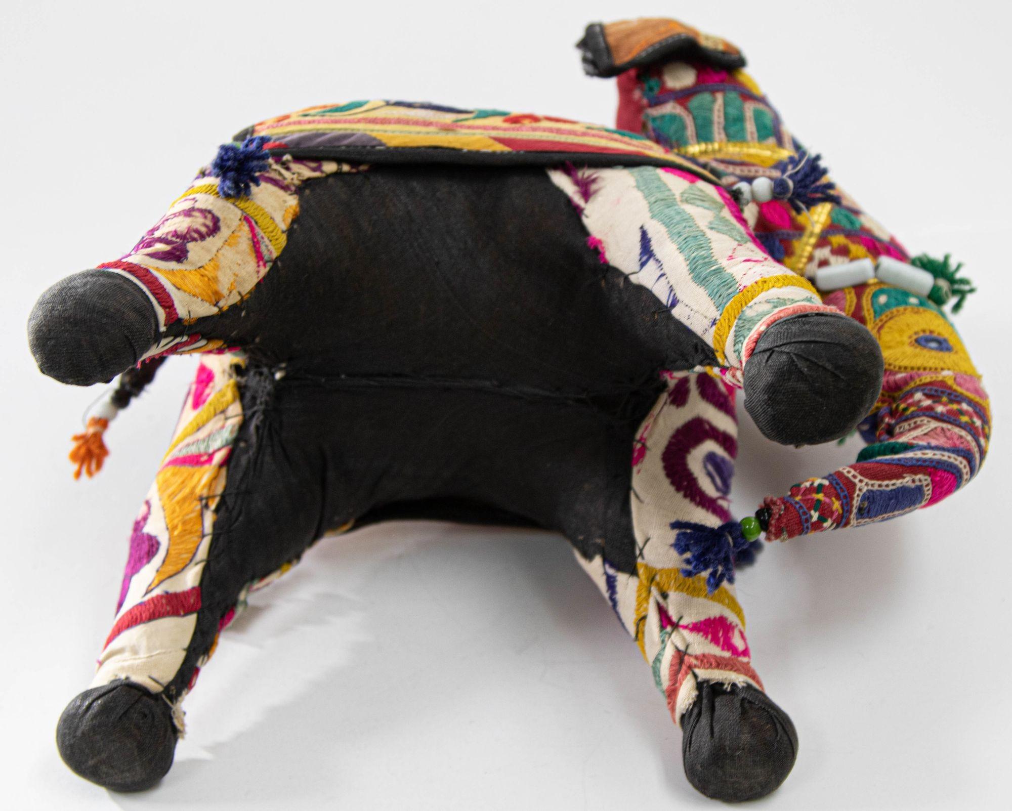 Vintage Handcrafted Stuffed Cotton Embroidered Ceremonial Elephant Toy Raj India Bon état - En vente à North Hollywood, CA