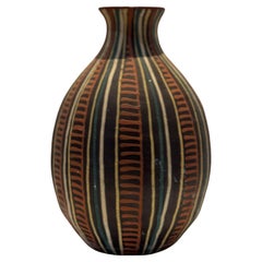 Jarrón vintage de cerámica de inspiración tribal con motivos geométricos, hecho a mano