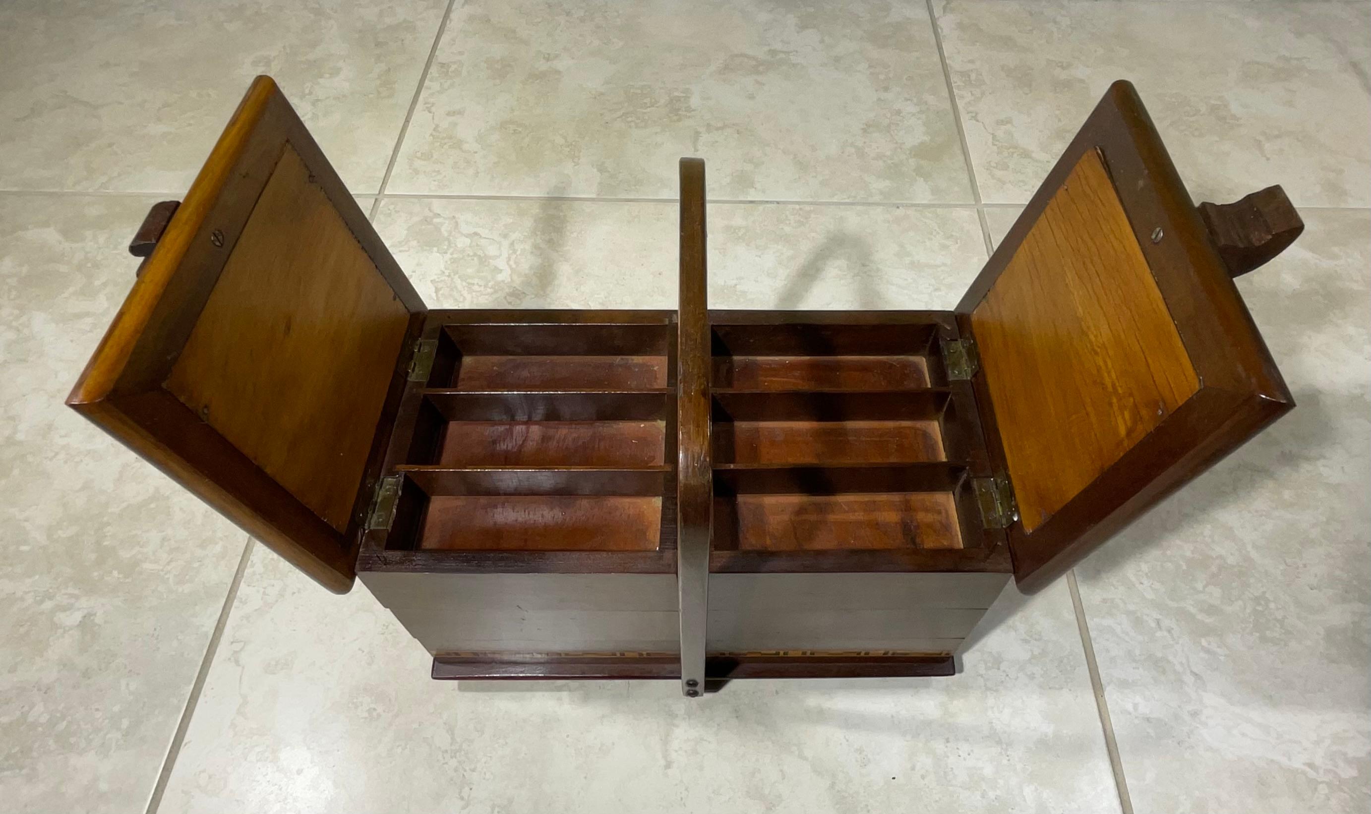 Acordeón de madera artesanal vintage para coser - Joyero en venta 7