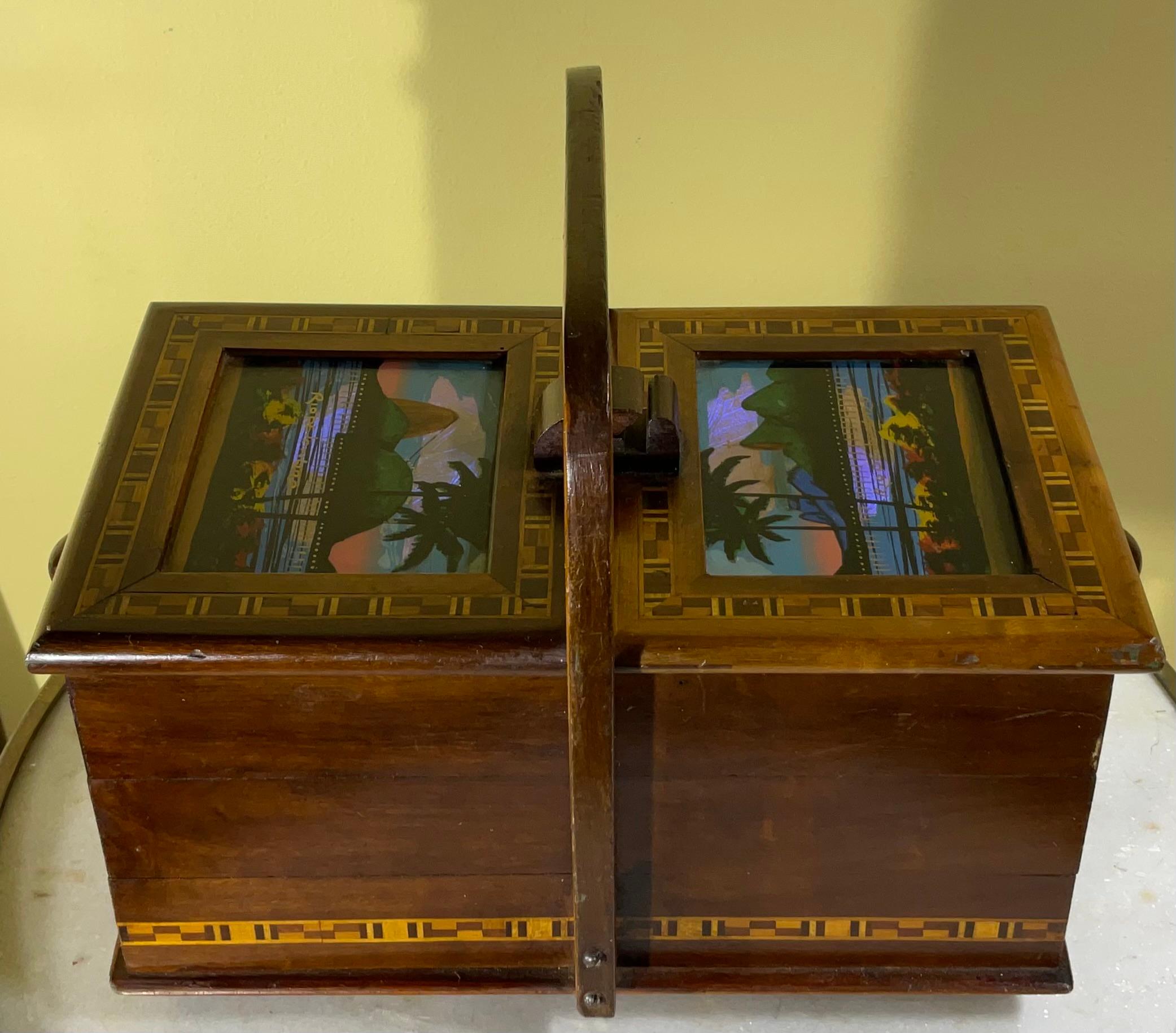 

Este exquisito costurero es un testimonio del arte del trabajo de la madera y la pintura decorativa. Fabricada en madera y adornada con intrincadas incrustaciones.
La pieza central de la caja son sin duda sus dos puertas superiores, que presentan