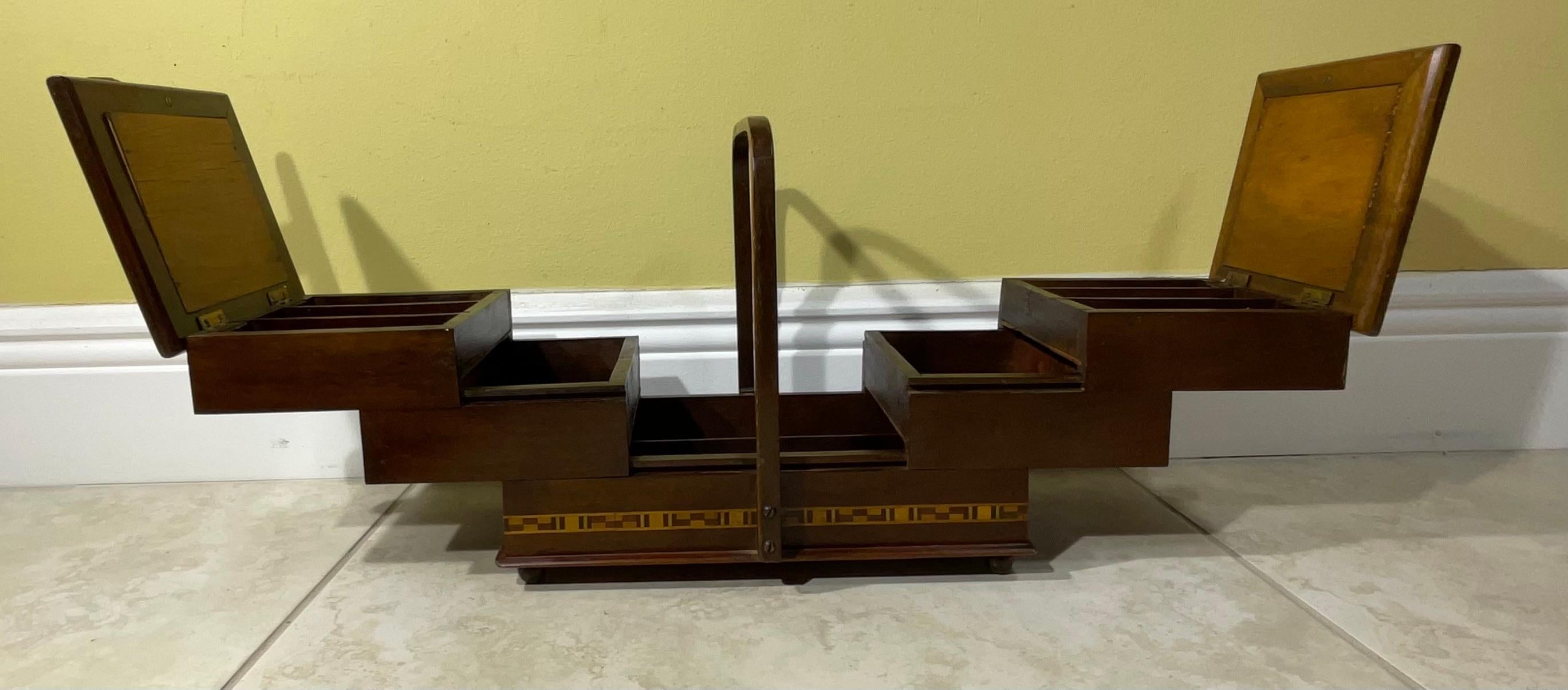 Acordeón de madera artesanal vintage para coser - Joyero en Bueno estado para la venta en Delray Beach, FL