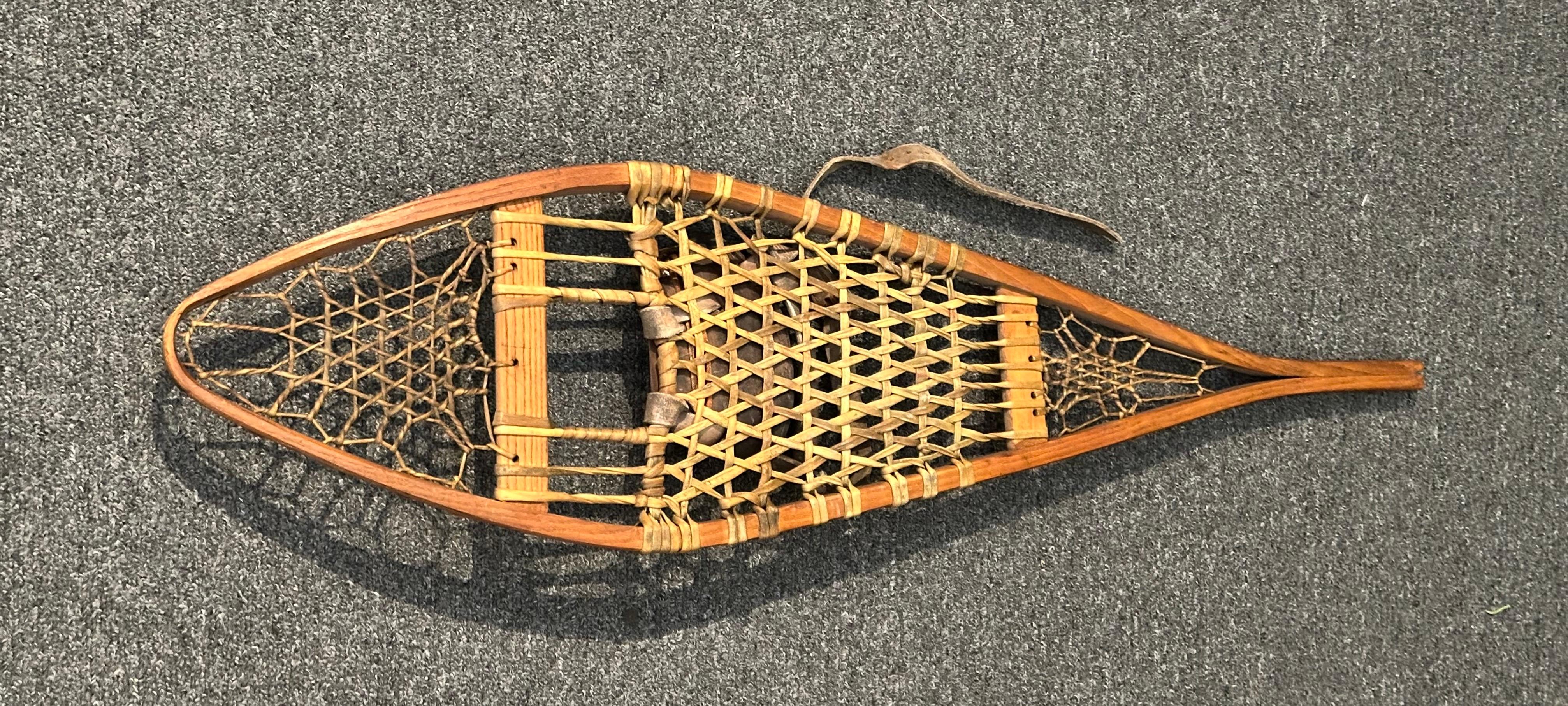 Racchette da neve artigianali d'epoca in legno con fettuccia di pelle e attacchi in cuoio in vendita 2