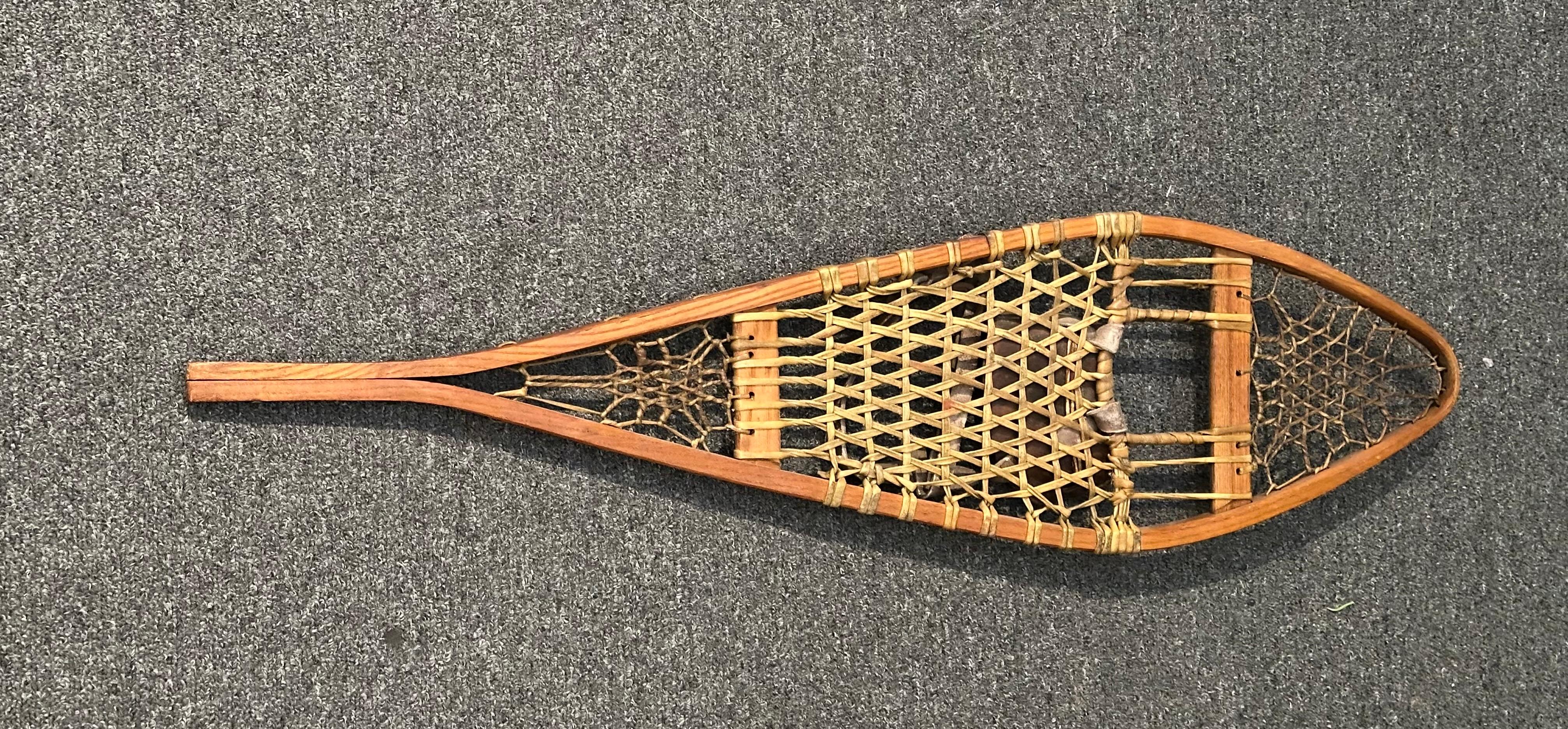 Racchette da neve artigianali d'epoca in legno con fettuccia di pelle e attacchi in cuoio in vendita 3