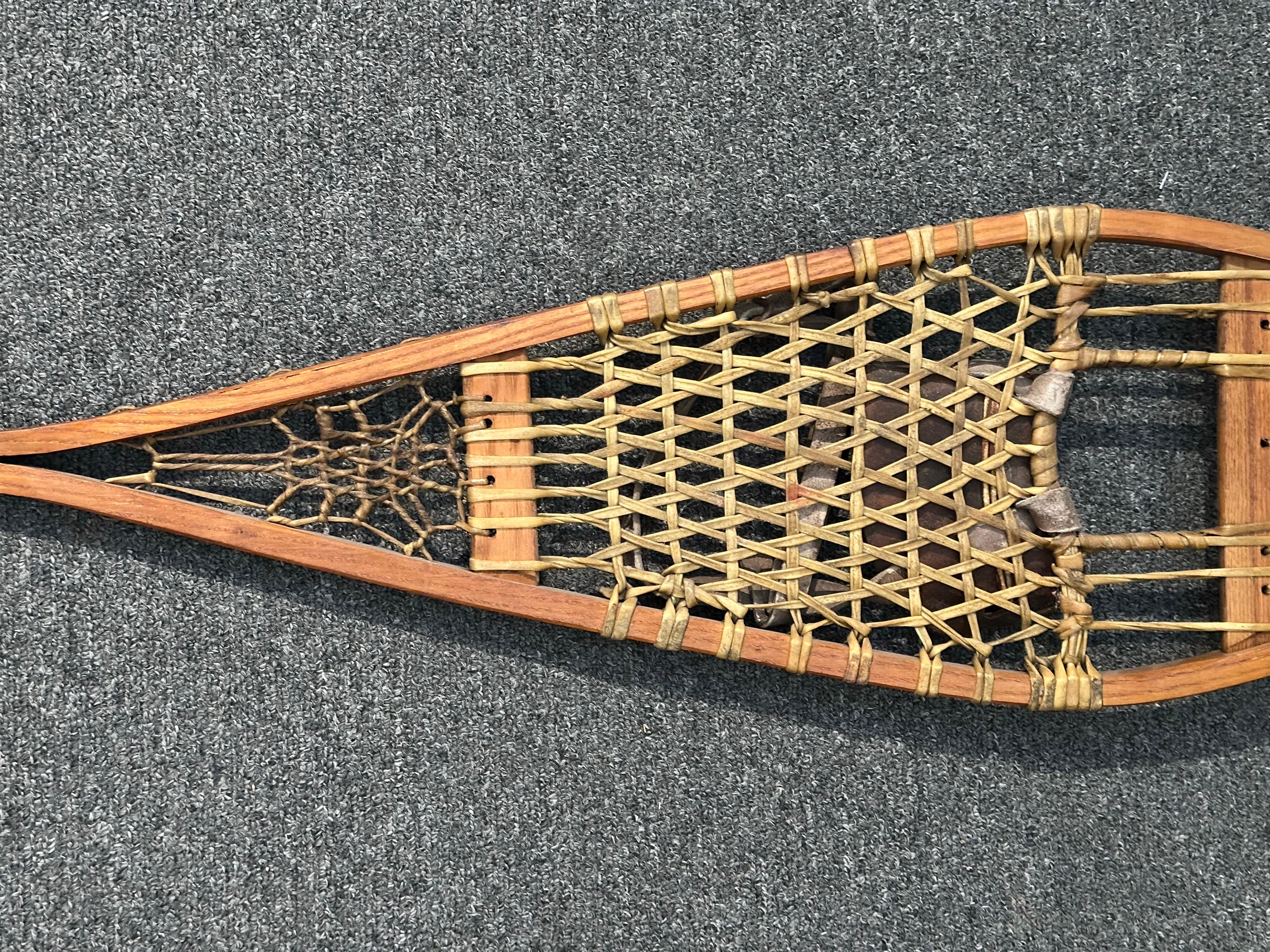 Racchette da neve artigianali d'epoca in legno con fettuccia di pelle e attacchi in cuoio in vendita 4