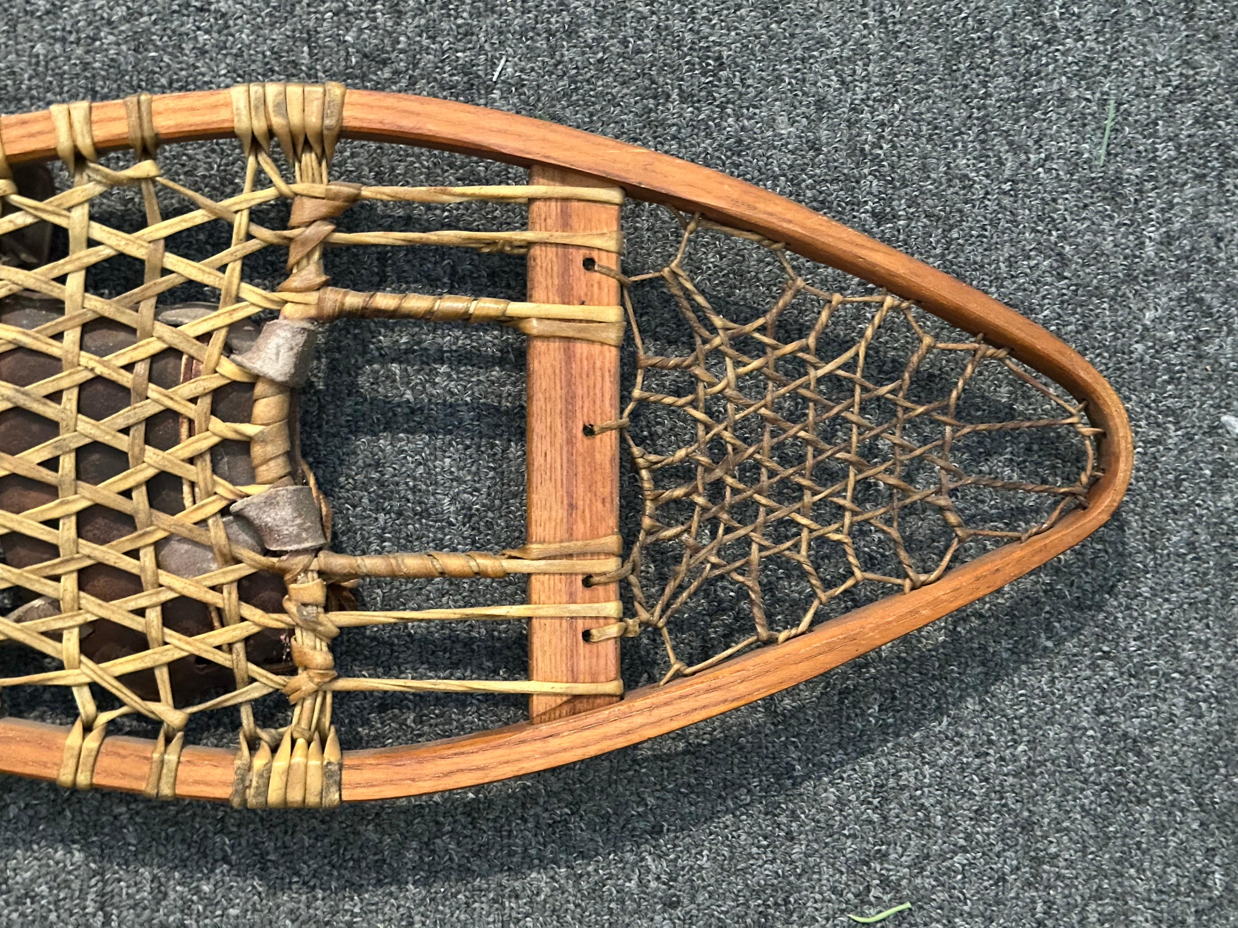 Racchette da neve artigianali d'epoca in legno con fettuccia di pelle e attacchi in cuoio in vendita 5