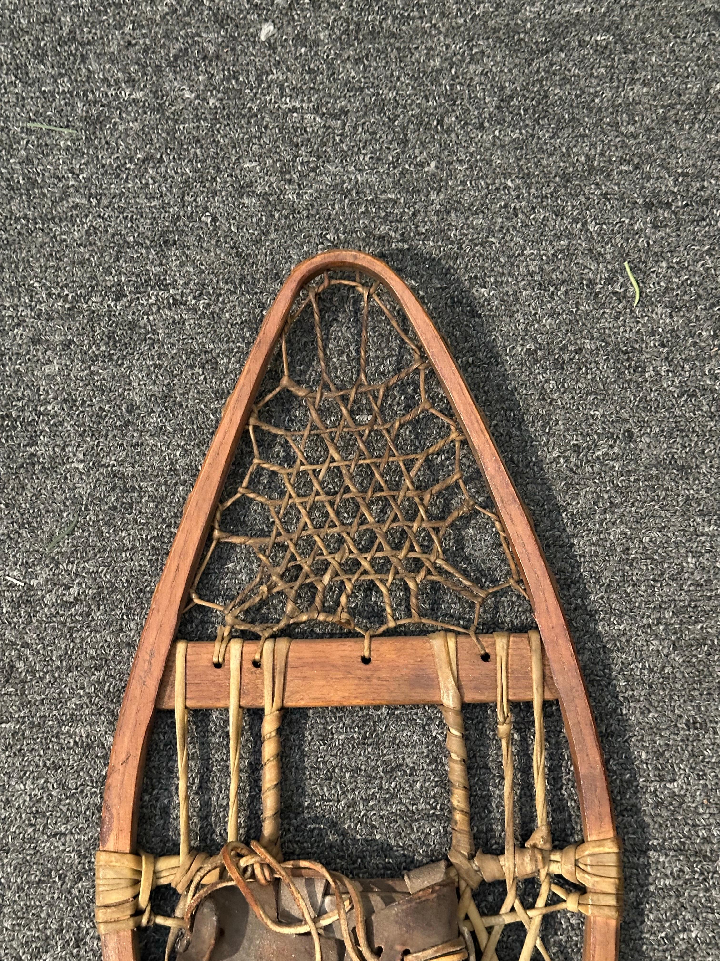 Racchette da neve artigianali d'epoca in legno con fettuccia di pelle e attacchi in cuoio in vendita 6