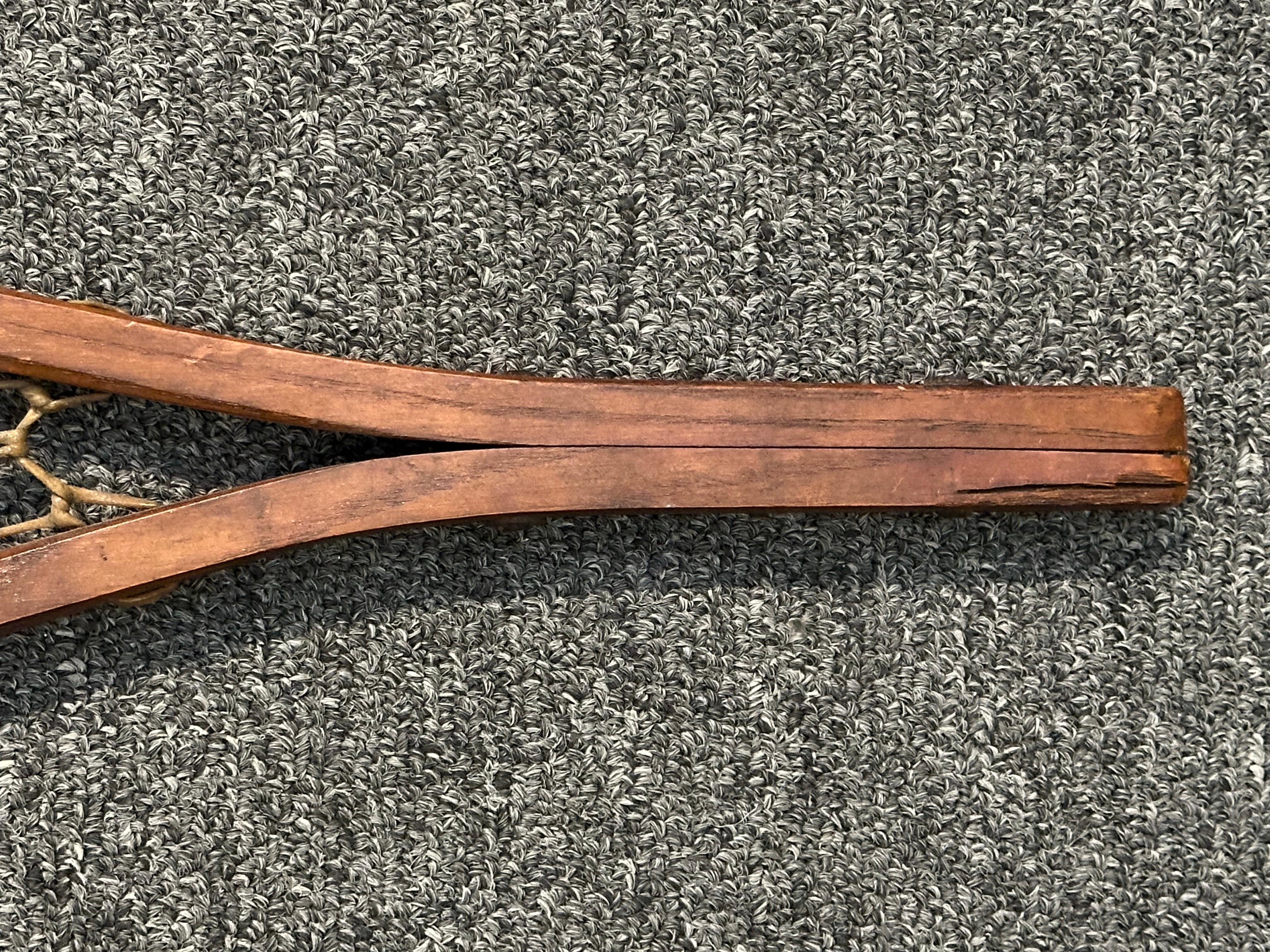 Racchette da neve artigianali d'epoca in legno con fettuccia di pelle e attacchi in cuoio in vendita 8