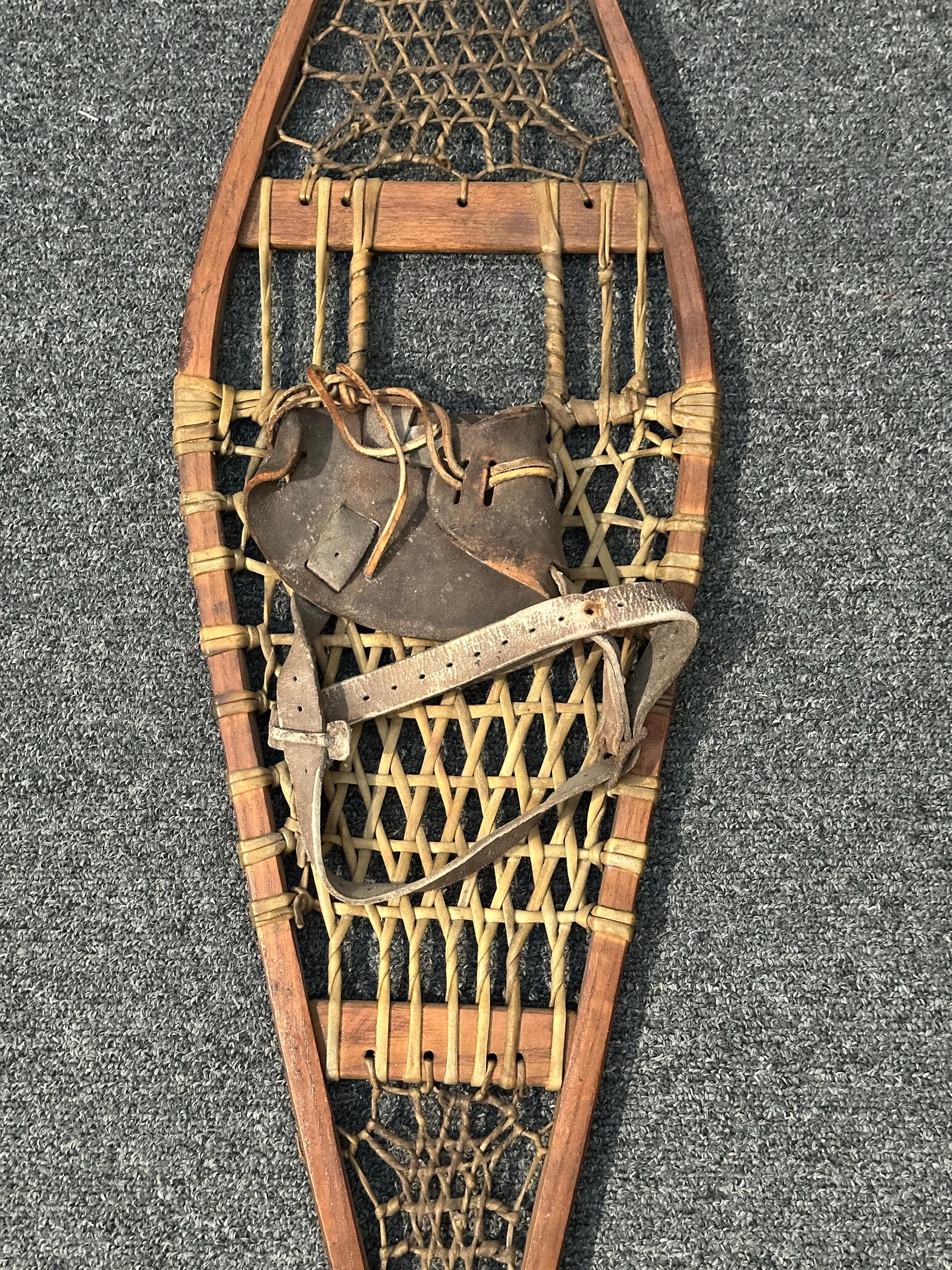Racchette da neve artigianali d'epoca in legno con fettuccia di pelle e attacchi in cuoio in vendita 9